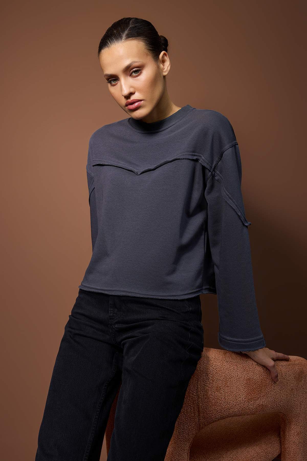 Trendyolmilla  Antrasit Kalın Şardonsuz İspanyol Kol Dikiş Detaylı Relaxed Örme Sweatshirt TWOAW26SW00110 - Görsel 3