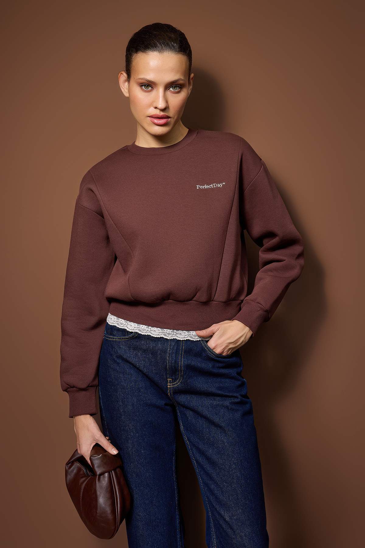 Trendyolmilla  Teen Kahverengi Regular Dantel Detaylı Slogan Nakışlı Kalın Polarlı Örme Sweatshirt TWOAW26SW00153