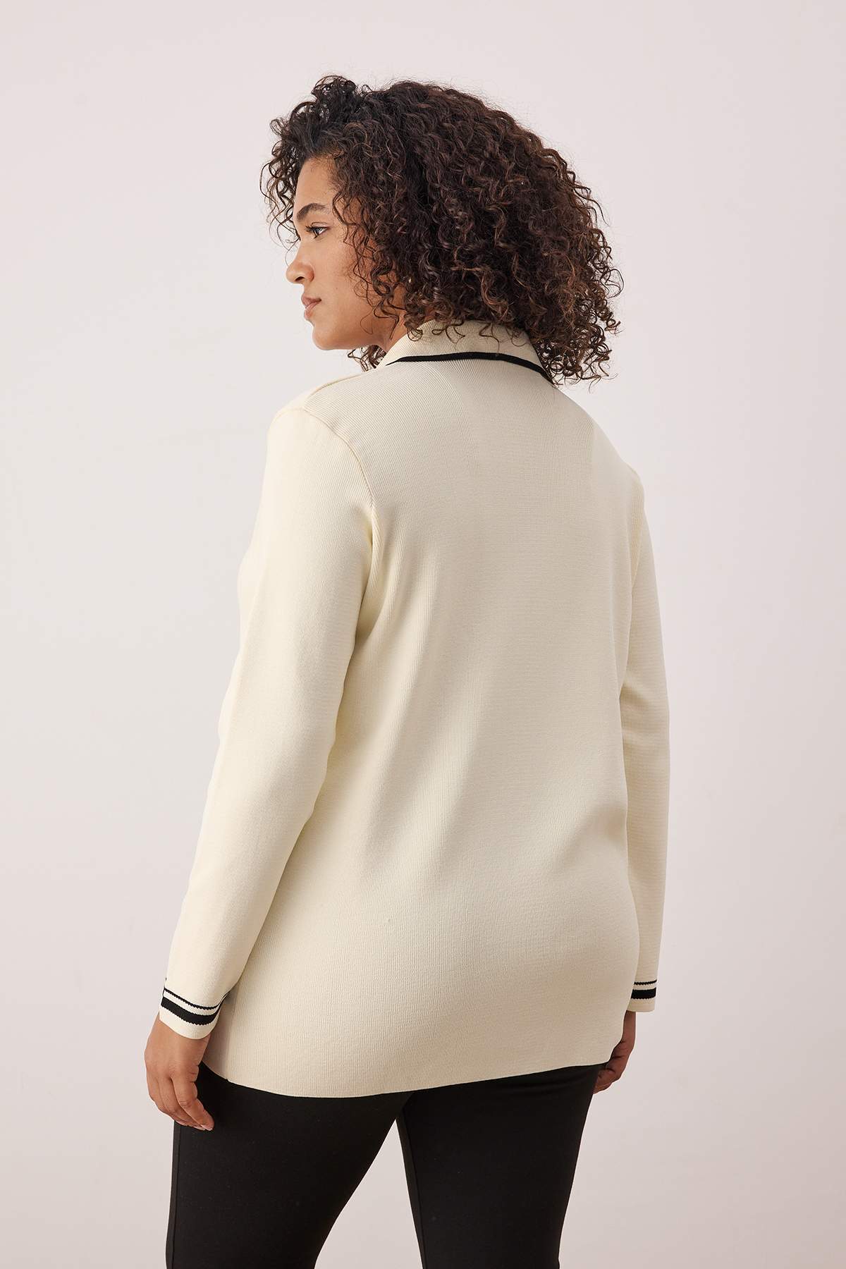 Trendyolmilla  Ekru Ceket Yaka Çizgi Detaylı Triko Ceket Görünümlü Hırka TBBAW26AV00002 - Görsel 4