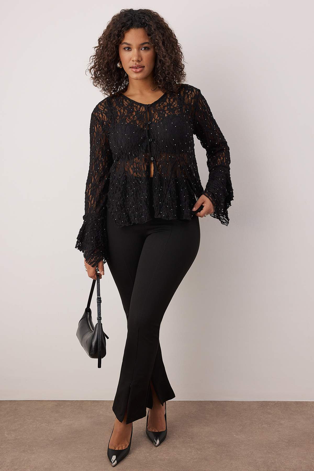 Trendyol Curve Gestrickte Bluse in Übergröße mit schwarzer Steinspitze TBBAW2...