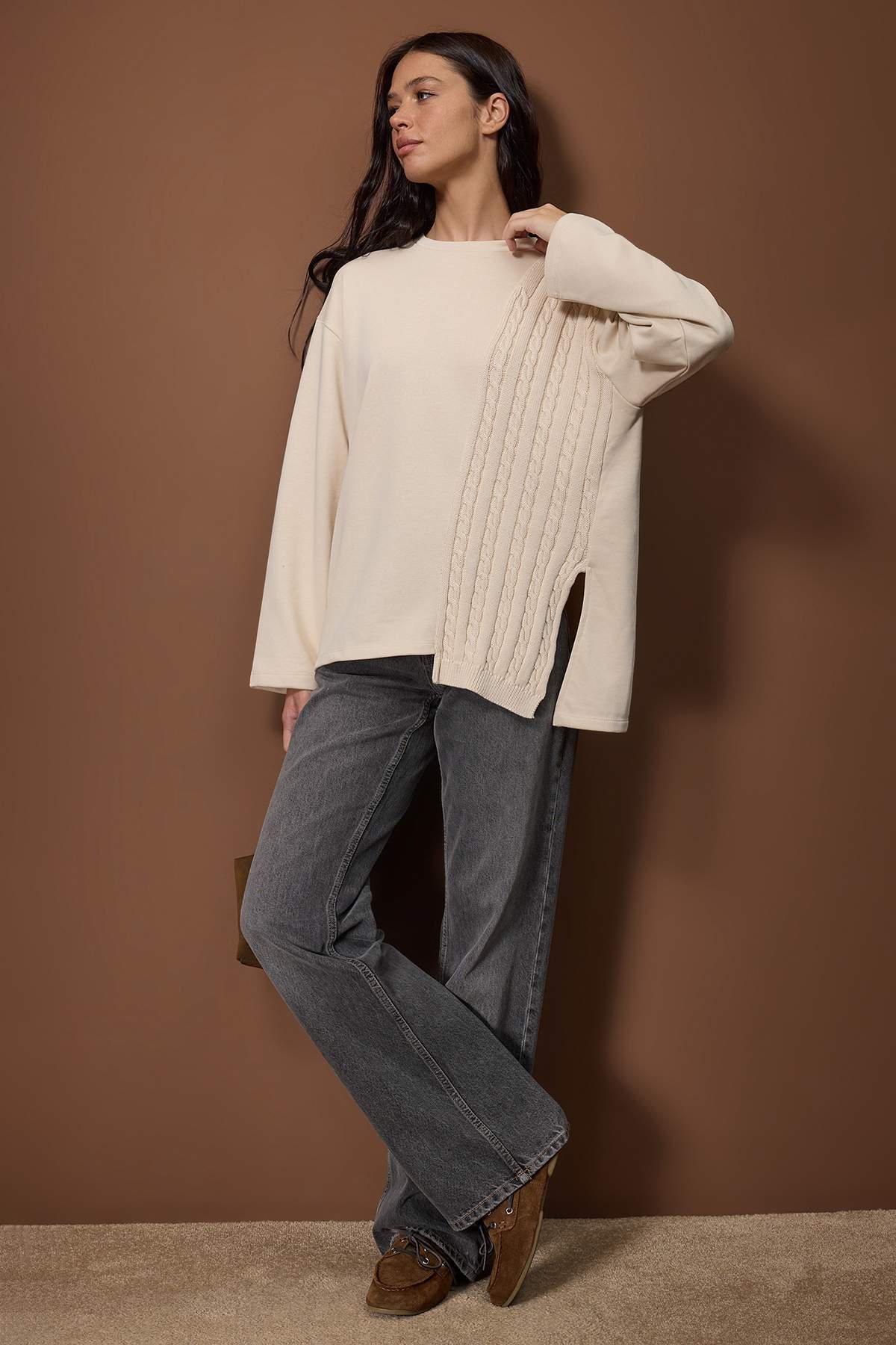 Trendyolmilla  Taş Triko Detaylı Bisiklet Yaka Relaxed Örme Sweatshirt TWOAW26SW00076 - Görsel 2