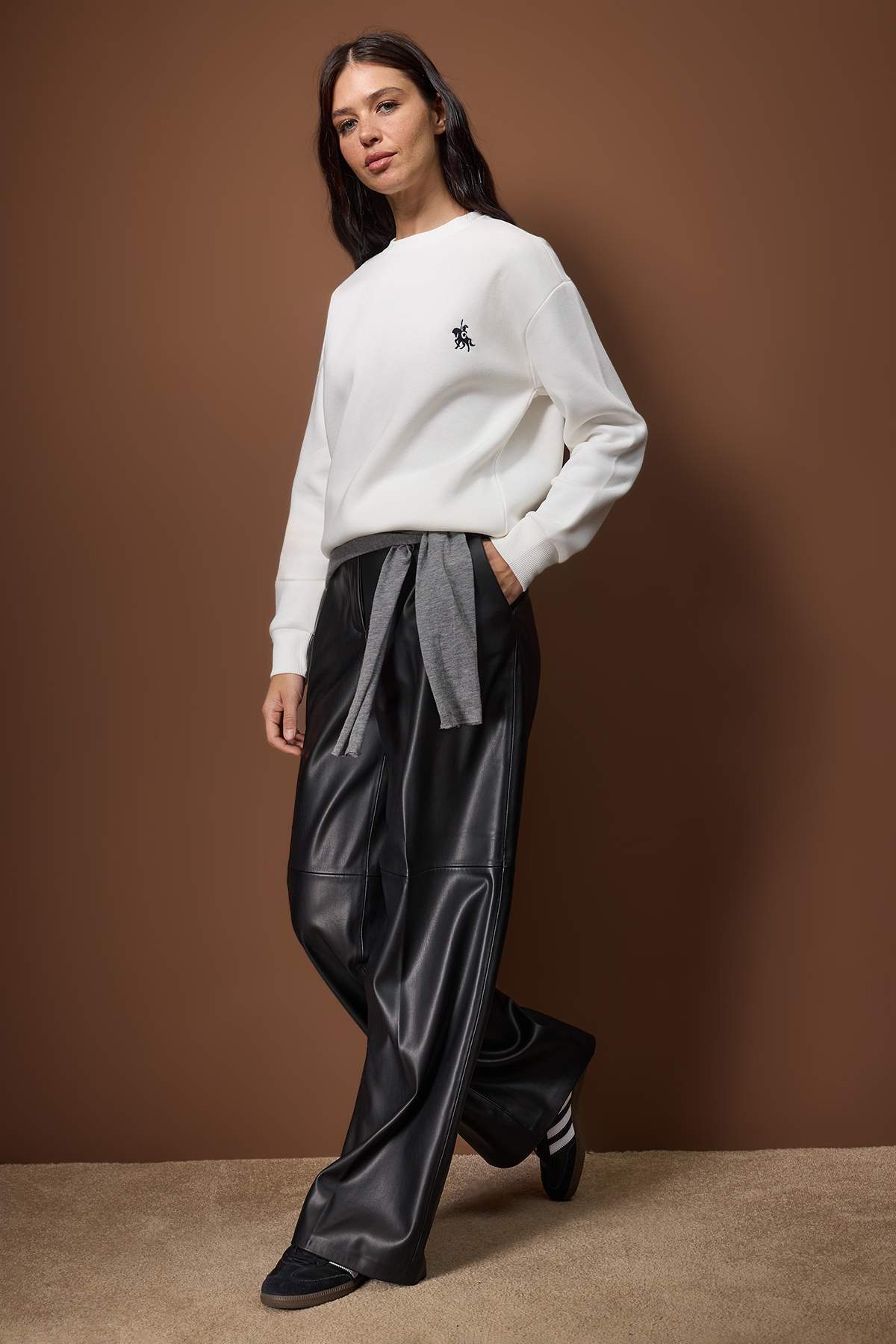 Trendyolmilla  Ekru Kalın İçi Polarlı Regular/Normal Kalıp Nakışlı Örme Sweatshirt TWOAW26SW00253 - Görsel 2