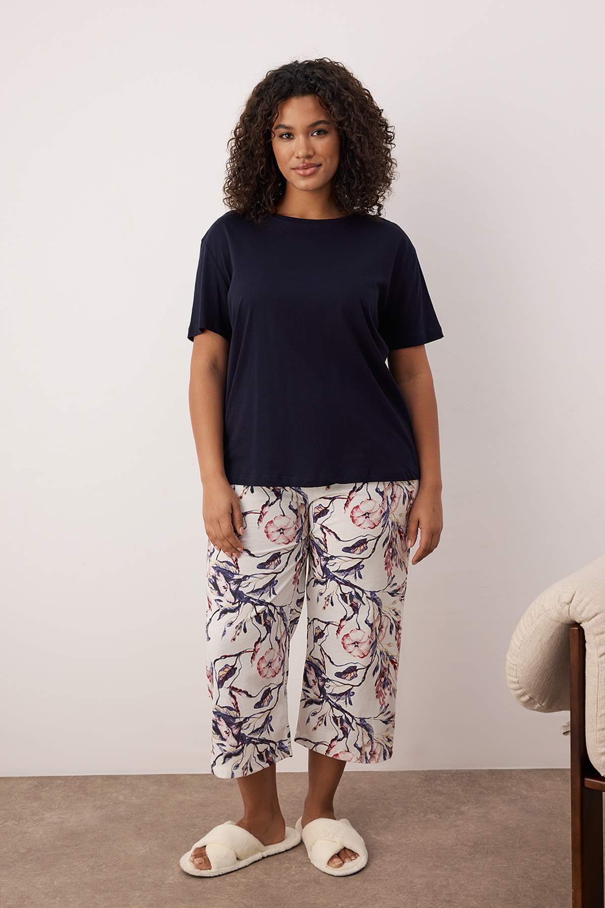 Trendyol Curve Marineblaues, geblümtes Capri-Strick-Pyjama-Set TBBSS25AI00002