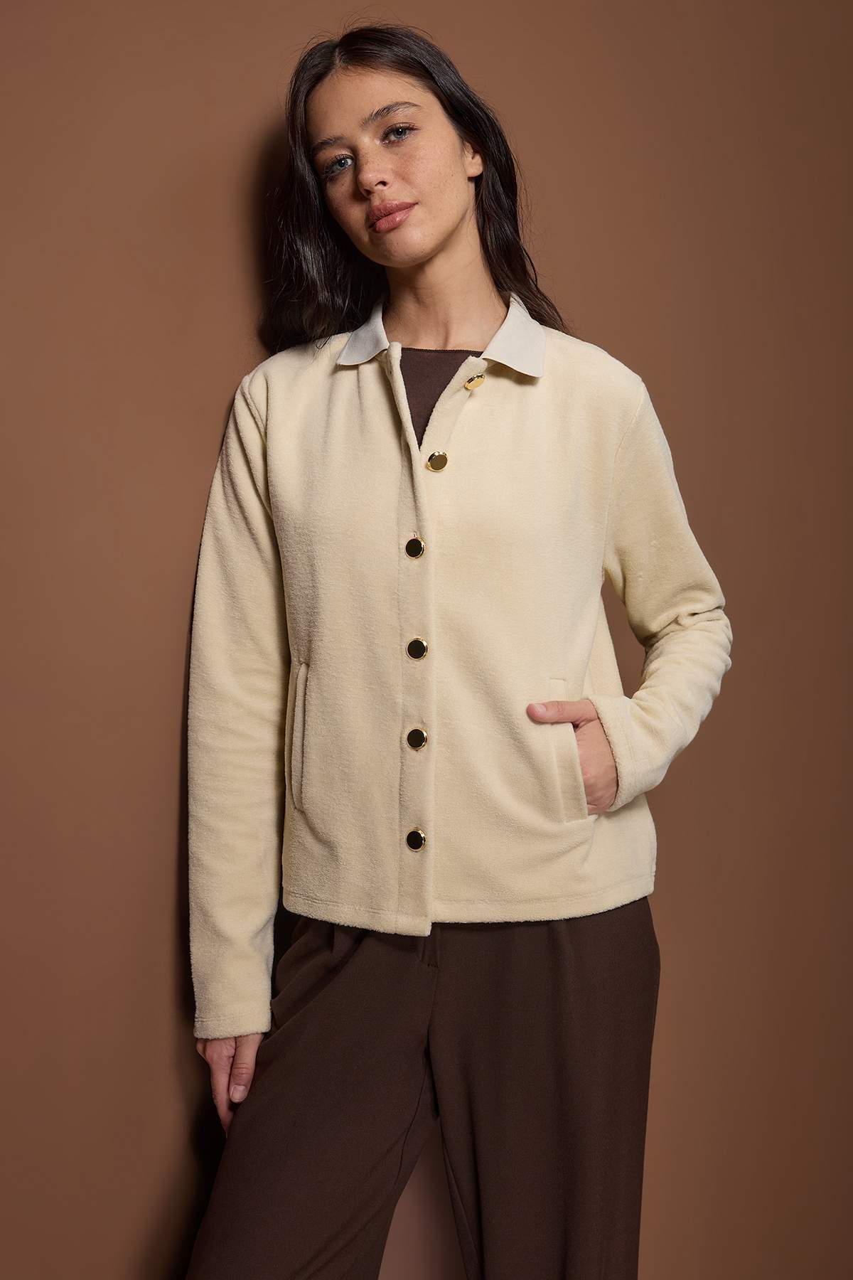 Trendyolmilla  Ekru Triko Yaka Detaylı Cepli Kalın İçi Polarlı Örme Sweatshirt TWOAW26SW00243 - Görsel 2