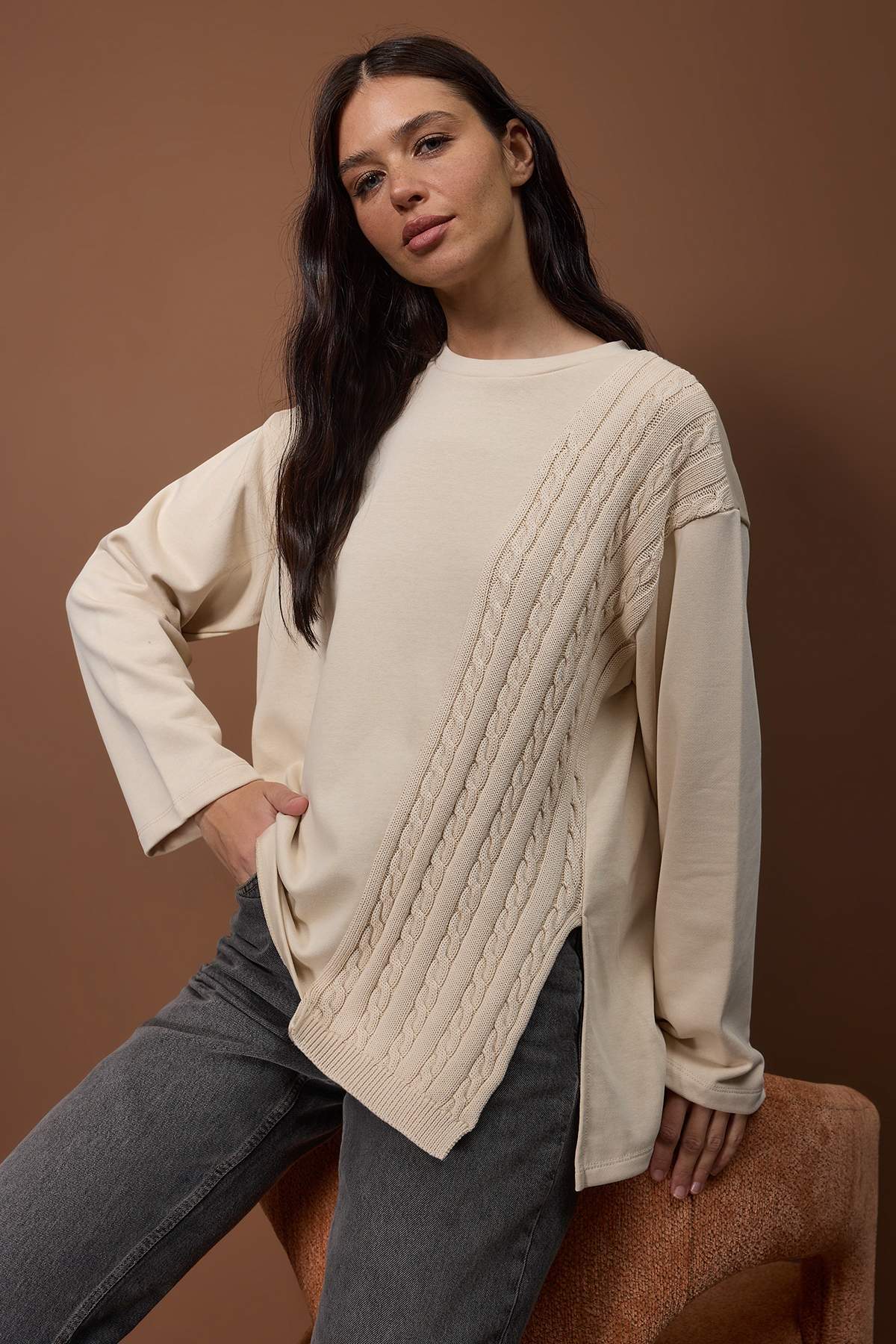 Trendyolmilla  Taş Triko Detaylı Bisiklet Yaka Relaxed Örme Sweatshirt TWOAW26SW00076