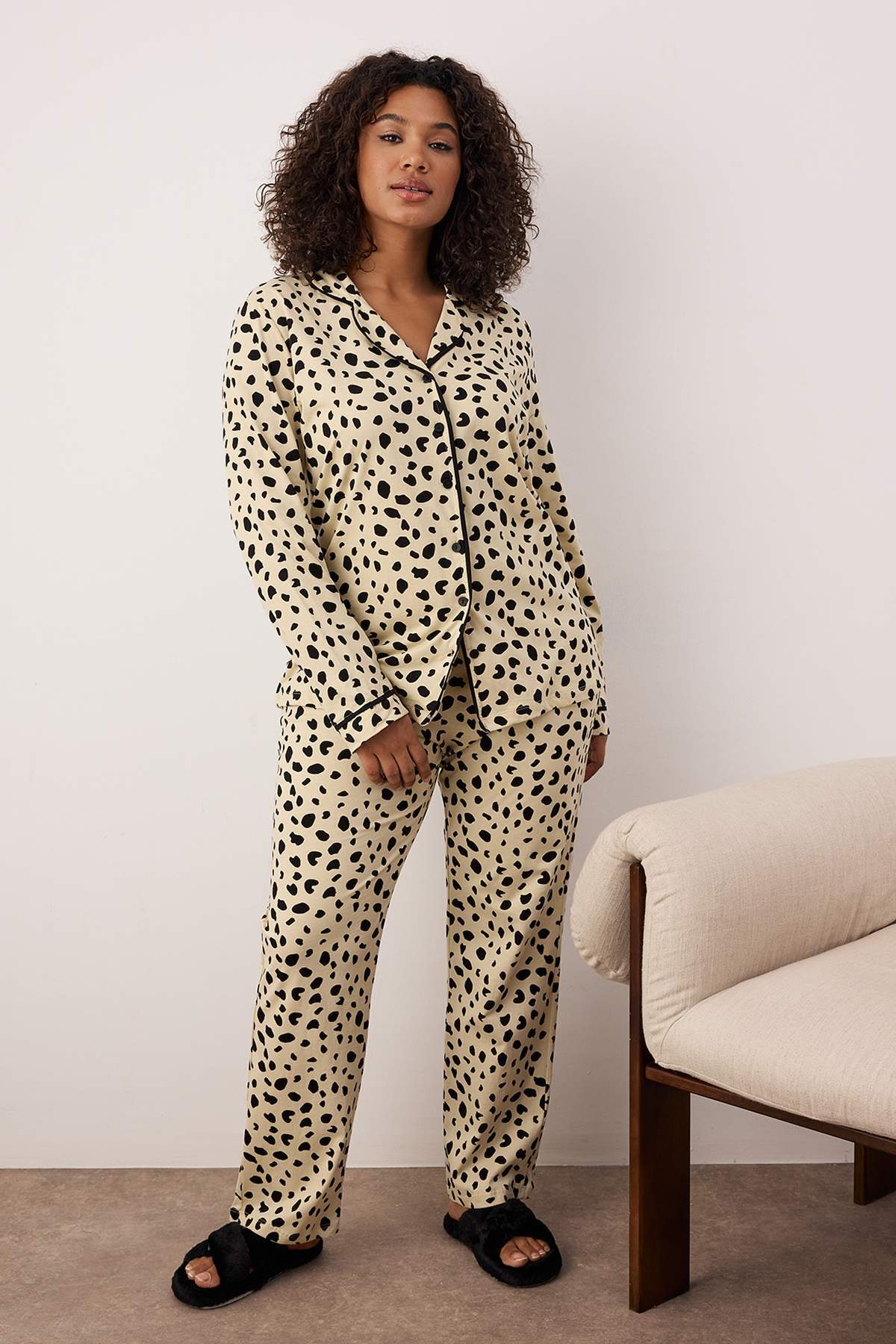 Trendyol Curve Farbenfrohes Pyjama-Set mit Hemdkragen und Tiermuster - TBBAW2...