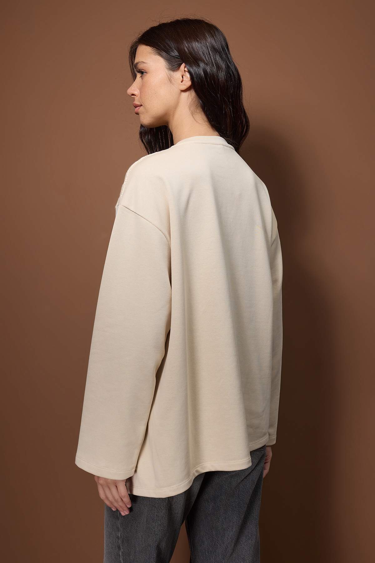 Trendyolmilla  Taş Triko Detaylı Bisiklet Yaka Relaxed Örme Sweatshirt TWOAW26SW00076 - Görsel 4