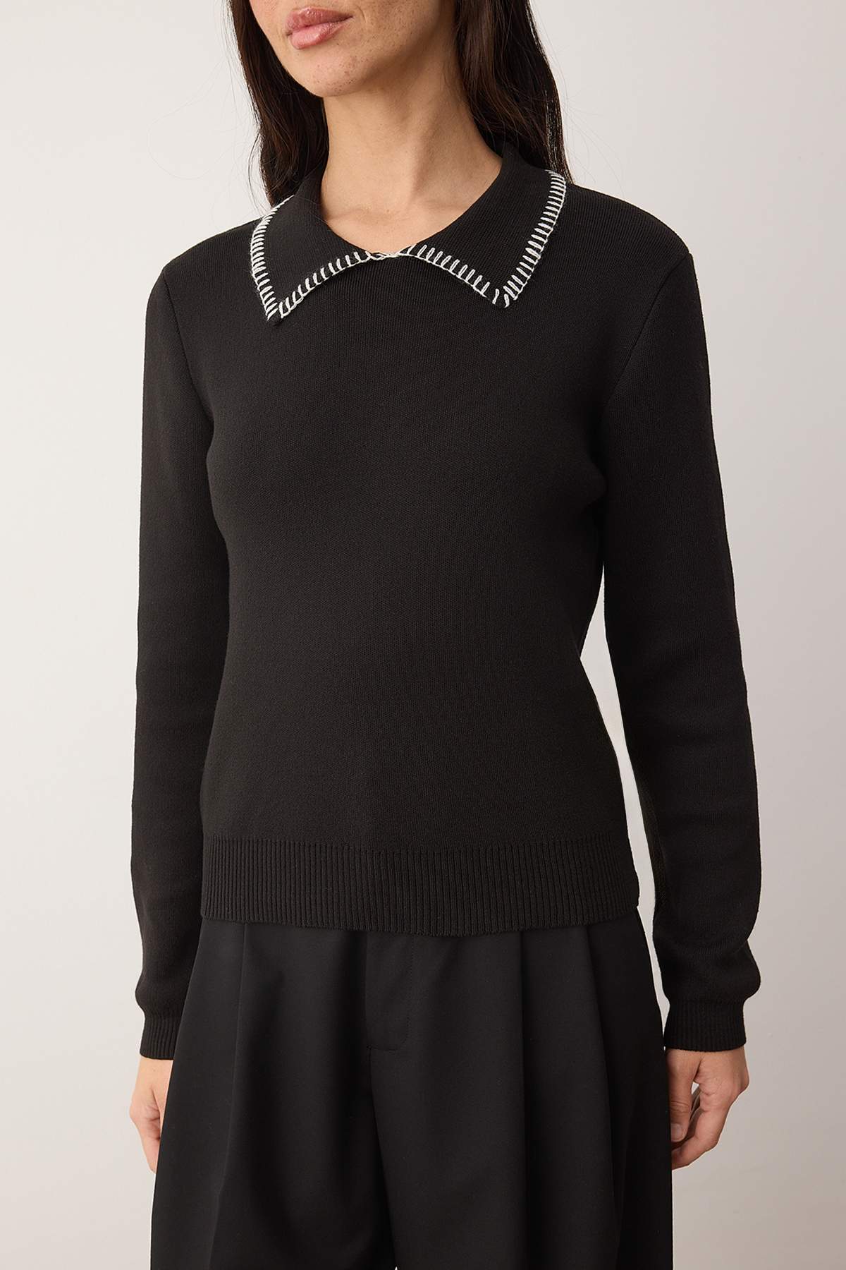 Trendyolmilla  Siyah Pamuk İçerikli Yaka Dikiş Detaylı Triko Kazak TWOAW26KZ00204 - Görsel 3