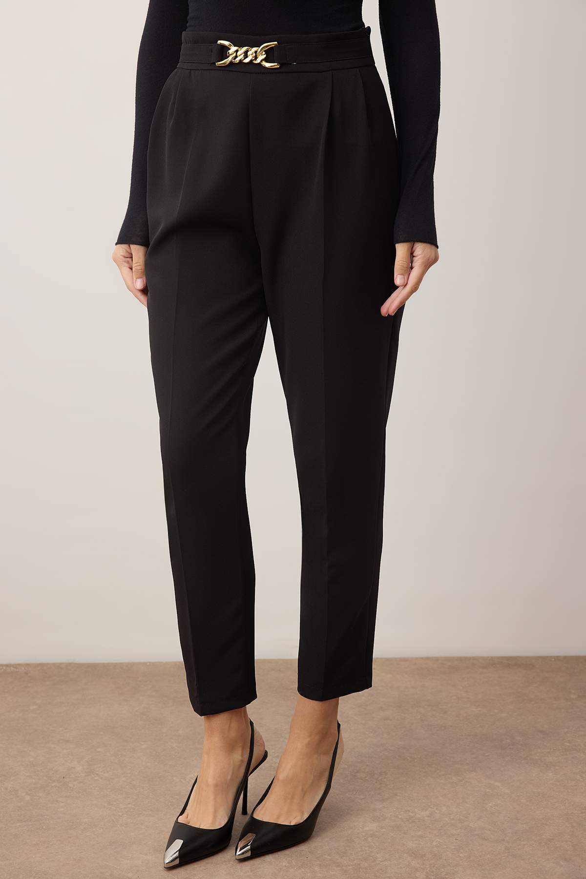 Trendyolmilla  Siyah Havuç Kalıp Toka Detaylı Pantolon TWOAW26PL00154 - Görsel 3