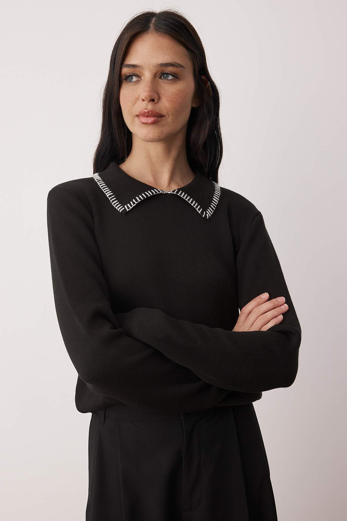 Trendyolmilla  Siyah Pamuk İçerikli Yaka Dikiş Detaylı Triko Kazak TWOAW26KZ00204