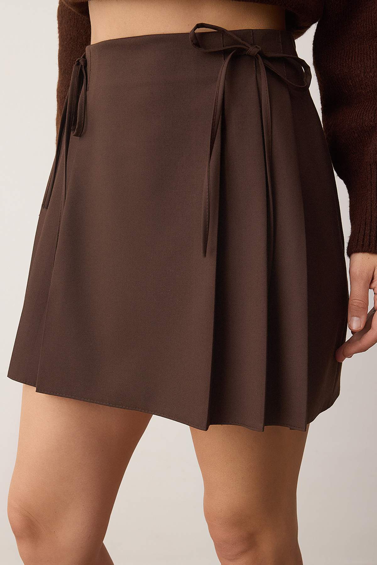 Trendyolmilla  Kahverengi Plise ve Kurdele Detaylı Mini Boy Dokuma Etek TEDAW25ET00012 - Görsel 4