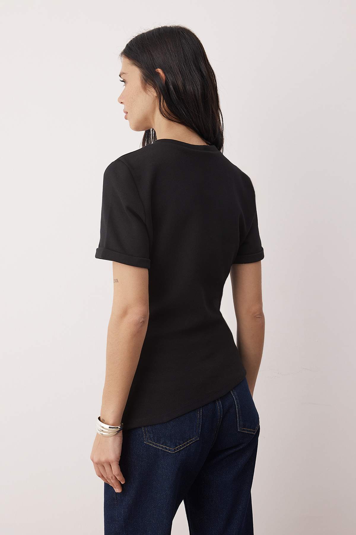 Trendyolmilla  Trendyol Studio Collection Siyah Bisiklet Yaka Asimetrik Vücuda Oturan Örme T-Shirt TWOAW26TS00023 - Görsel 4