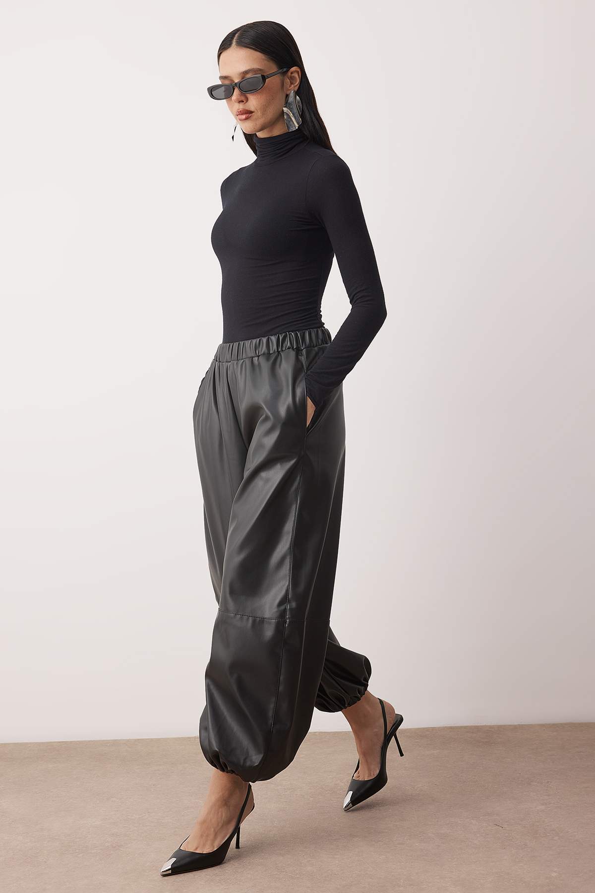 Trendyolmilla  Siyah Şalvar/Harem Deri Lastik Paçalı Şık Pantolon TPRAW26PL00003 - Görsel 2