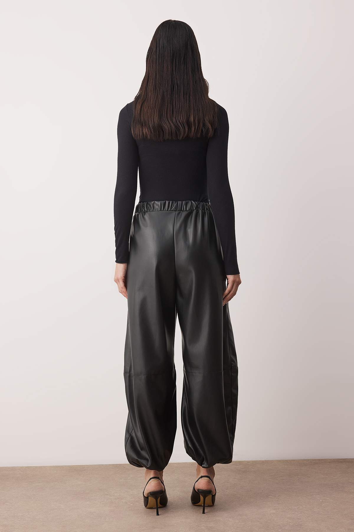 Trendyolmilla  Siyah Şalvar/Harem Deri Lastik Paçalı Şık Pantolon TPRAW26PL00003 - Görsel 4