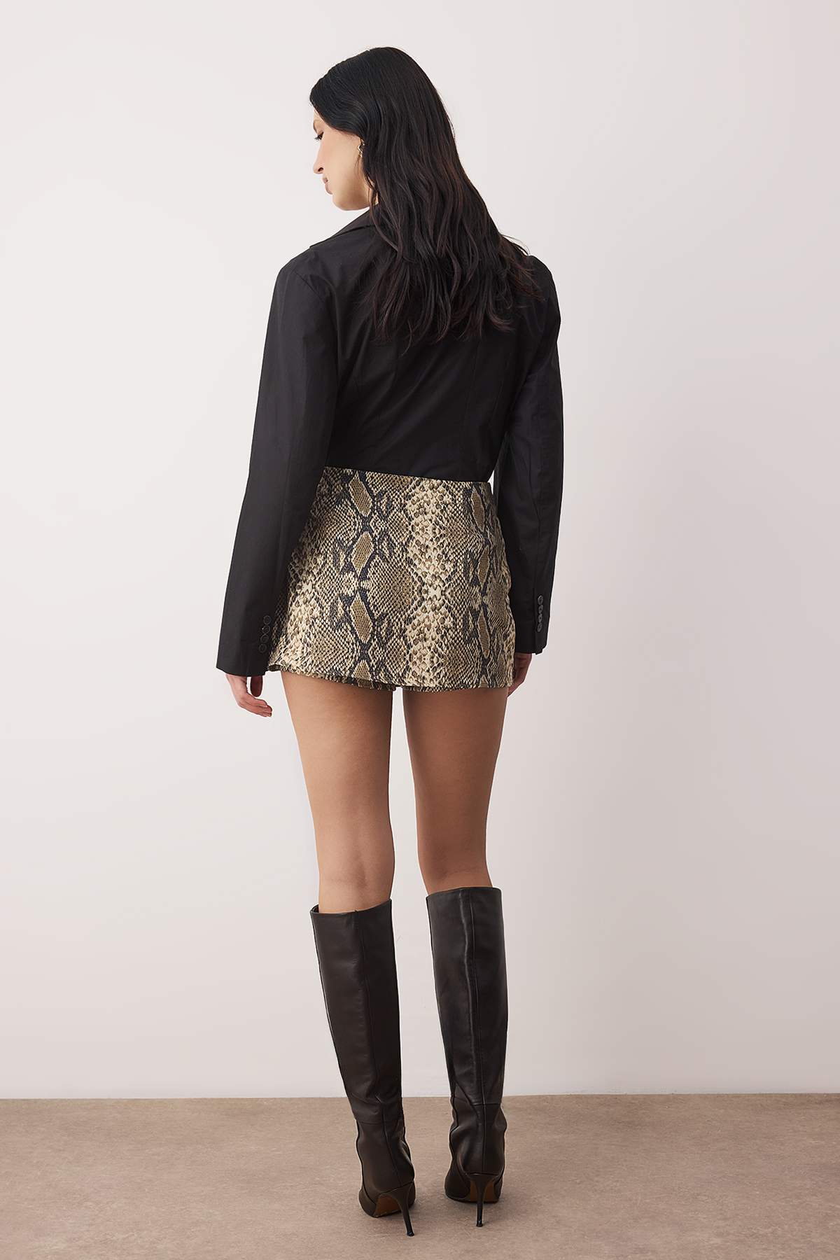 Trendyolmilla  Çok Renkli Animal Yılan Desenli Aksesuarlı Dokuma Şort & Bermuda TWOAW26SR00061 - Görsel 5