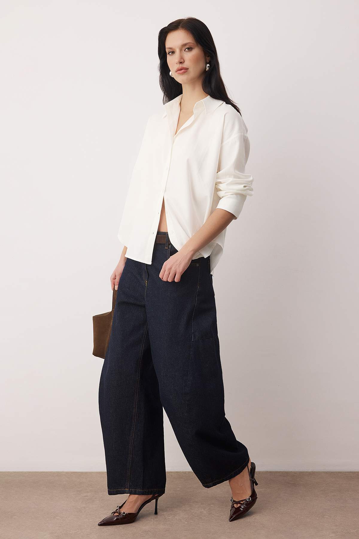 Trendyolmilla  Beyaz Oxford Geniş/Oversize Kalıp Gömlek TWOAW26GO00121 - Görsel 3