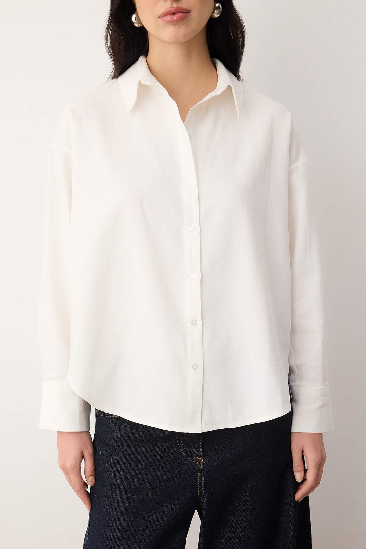 Trendyolmilla  Beyaz Oxford Geniş/Oversize Kalıp Gömlek TWOAW26GO00121 - Görsel 4