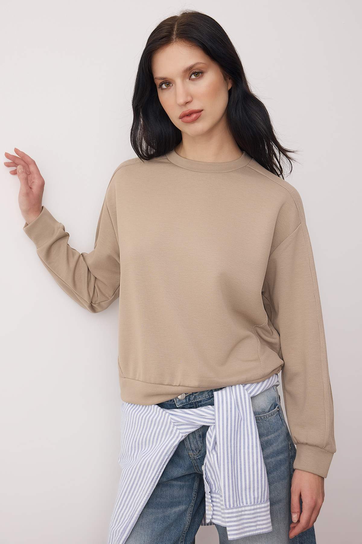 Trendyolmilla  Vizon Kaşkorse Detaylı Oversize/Geniş Kalıp Yumuşak Kumaşlı EsnekÖrme Sweatshirt TWOAW26SW00186 - Görsel 3