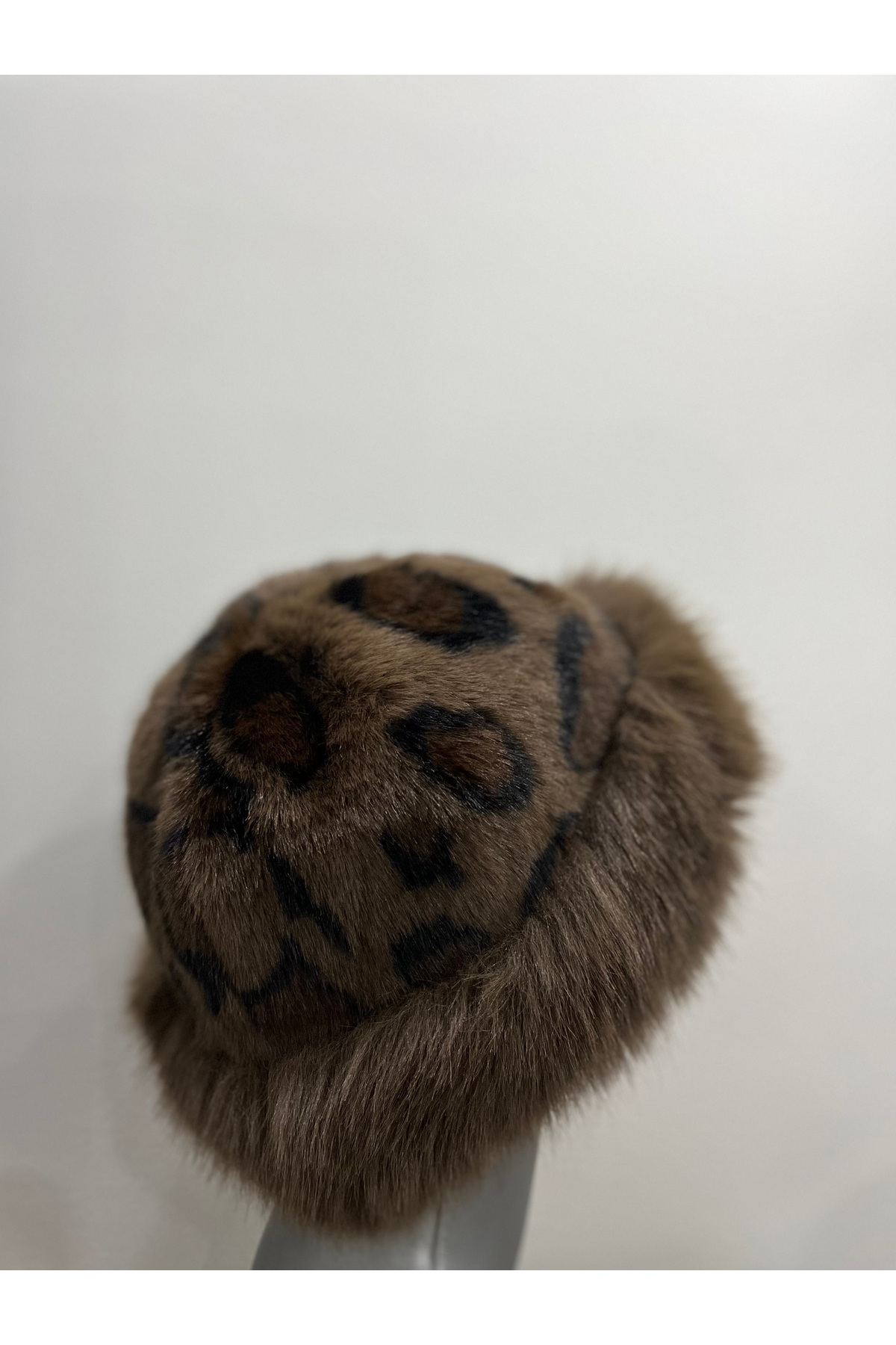 Butik Kahverengi Kadın Peluş Leopar Desen Şapka, Yumuşak Kürk Görünümlü Bere görsel 2