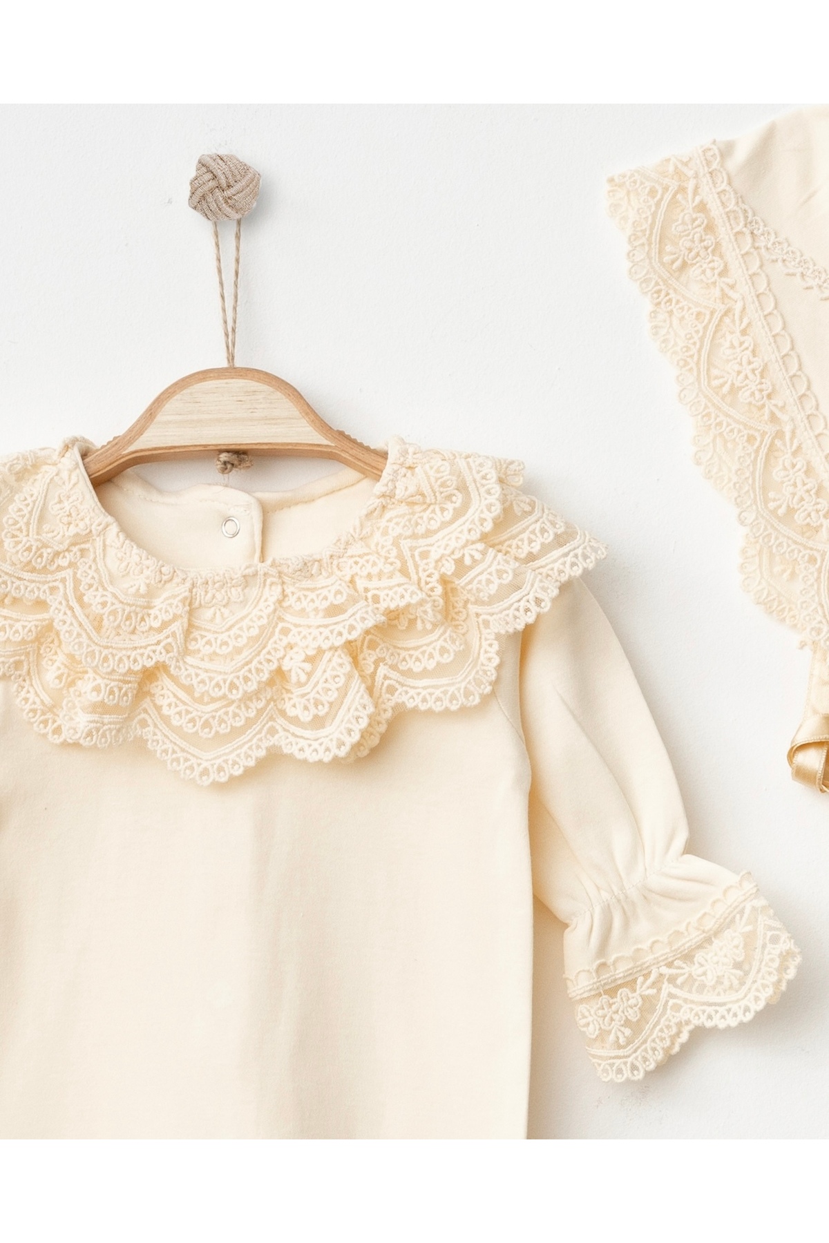 Mert Baby Lily Şapkalı Yenidoğan Organik Dantelli Tulum %100 Pamuk Yenidoğan Kız Bebek fotoğrafı 3 (önizleme)