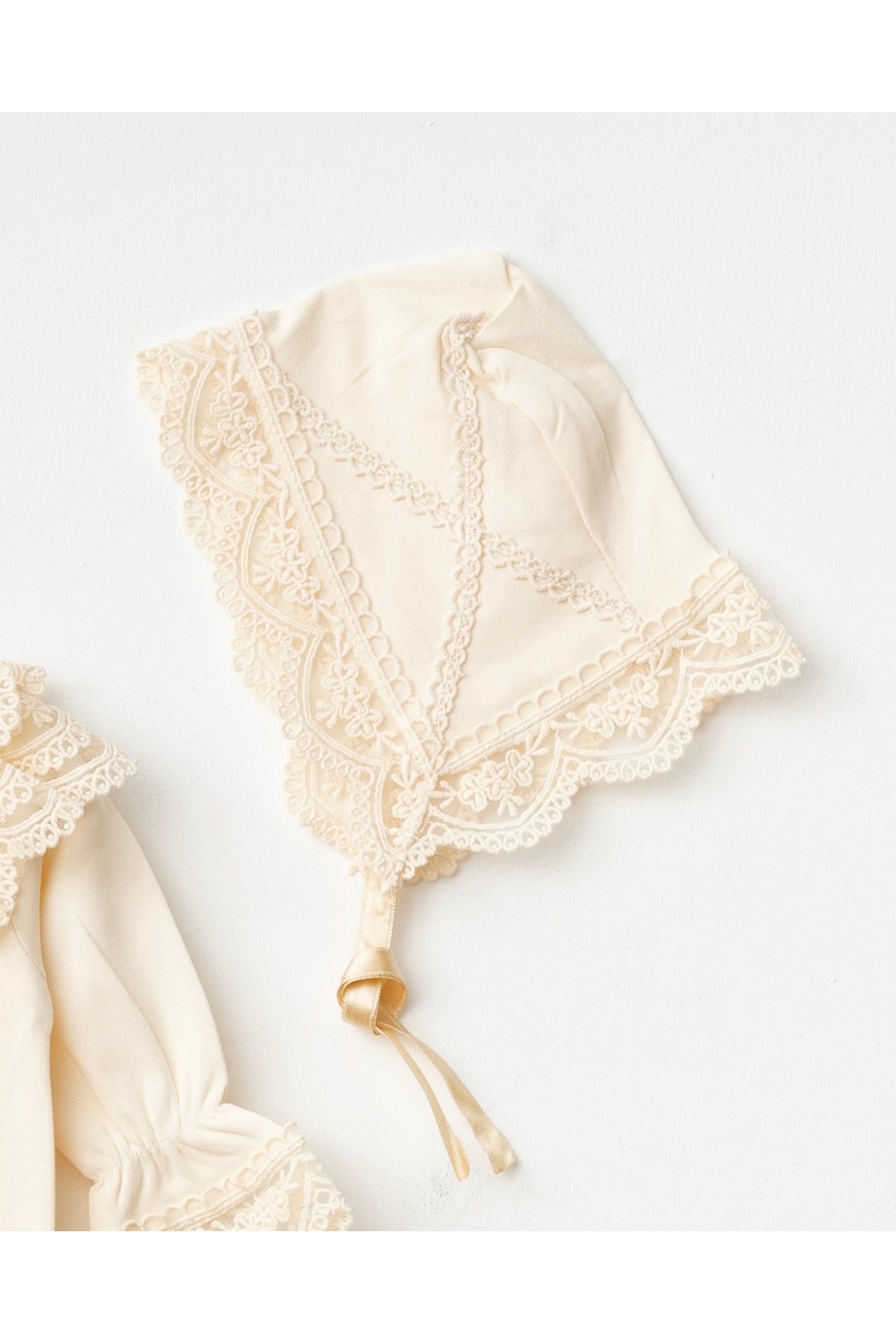 Mert Baby Lily Şapkalı Yenidoğan Organik Dantelli Tulum %100 Pamuk Yenidoğan Kız Bebek fotoğrafı 4 (önizleme)