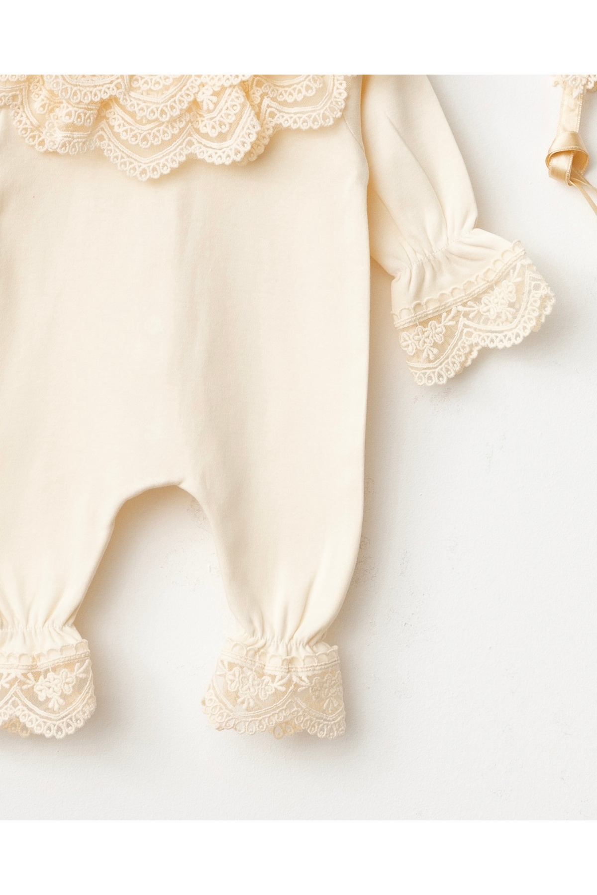 Mert Baby Lily Şapkalı Yenidoğan Organik Dantelli Tulum %100 Pamuk Yenidoğan Kız Bebek fotoğrafı 5 (önizleme)