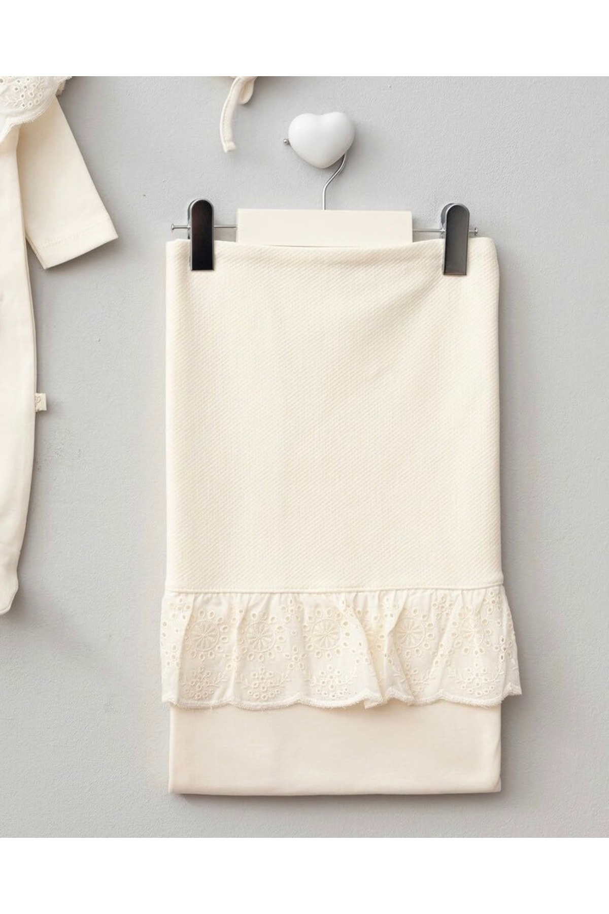 Mert Baby Emily Fistolu 3'lü Organik Hastane Çıkış Seti Roba Brodeli %100 Pamuk Yenidoğan Kız Bebek fotoğrafı 4 (önizleme)