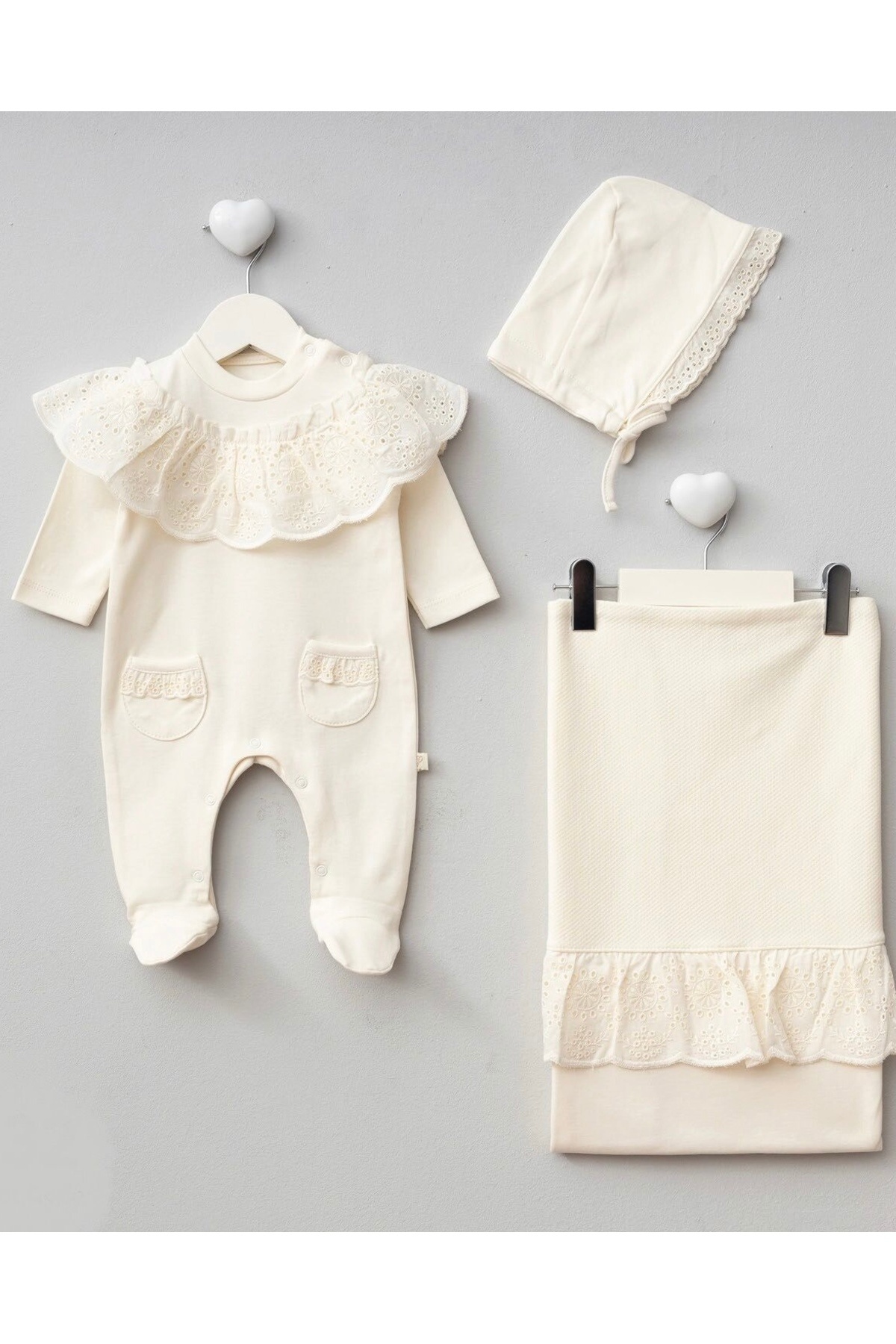 Mert Baby Emily Fistolu 3'lü Organik Hastane Çıkış Seti Roba Brodeli %100 Pamuk Yenidoğan Kız Bebek fotoğrafı 2 (önizleme)
