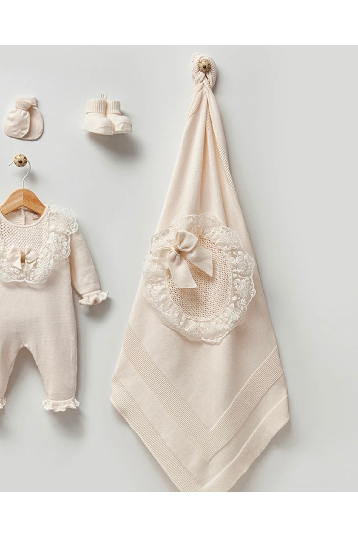 Mert Baby Triko Dantelli 5'li Organik Hastane Çıkış Seti Krem %100 Pamuk Yenidoğan Kız Bebek fotoğrafı 3 (önizleme)