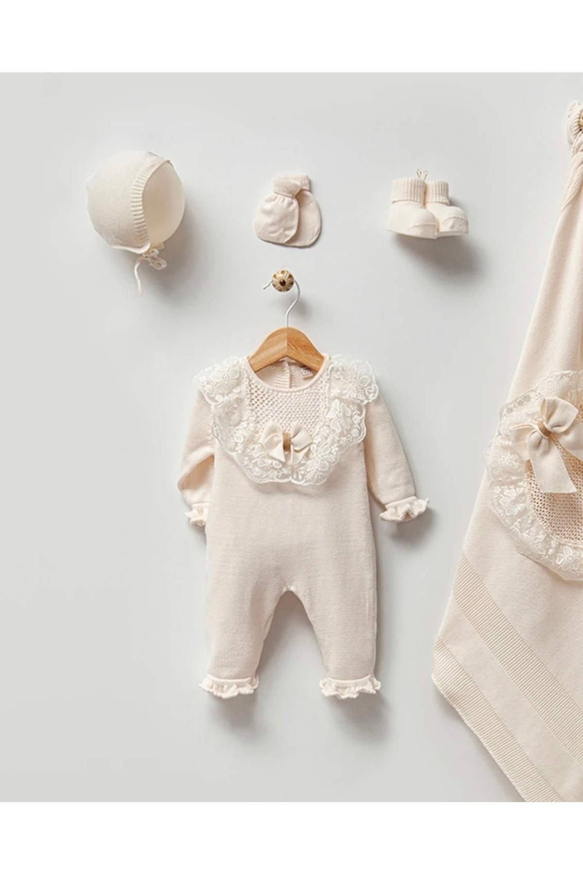 Mert Baby Triko Dantelli 5'li Organik Hastane Çıkış Seti Krem %100 Pamuk Yenidoğan Kız Bebek fotoğrafı 4 (önizleme)