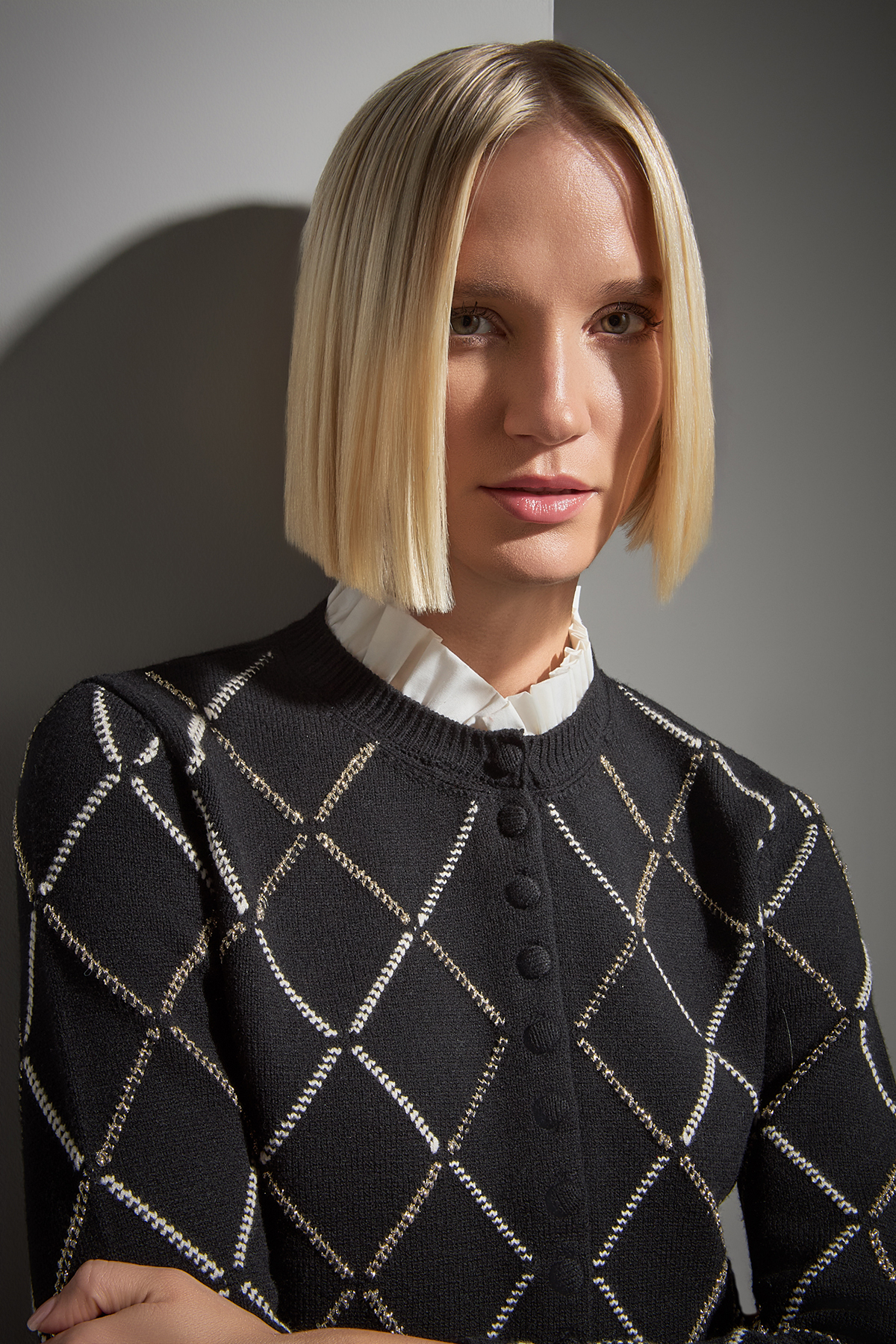 Join Us  Baklava Desenli Kumaş Yaka Detaylı Siyah Triko Hırka