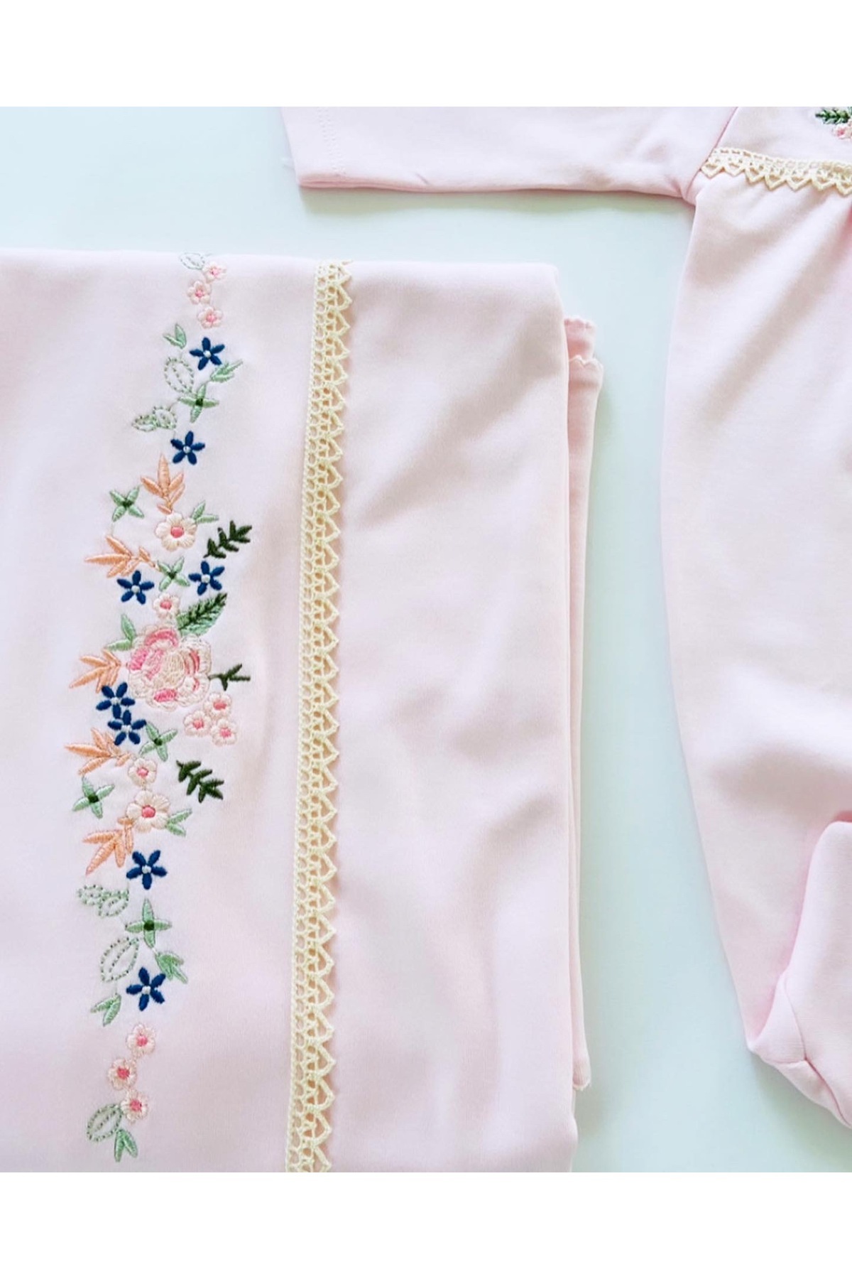 Mert Baby Sıralı Çiçekli Nakış İşlemeli 11'li Organik Hastane Çıkış Seti %100 Pamuk Yenidoğan Kız Bebek fotoğrafı 3 (önizleme)