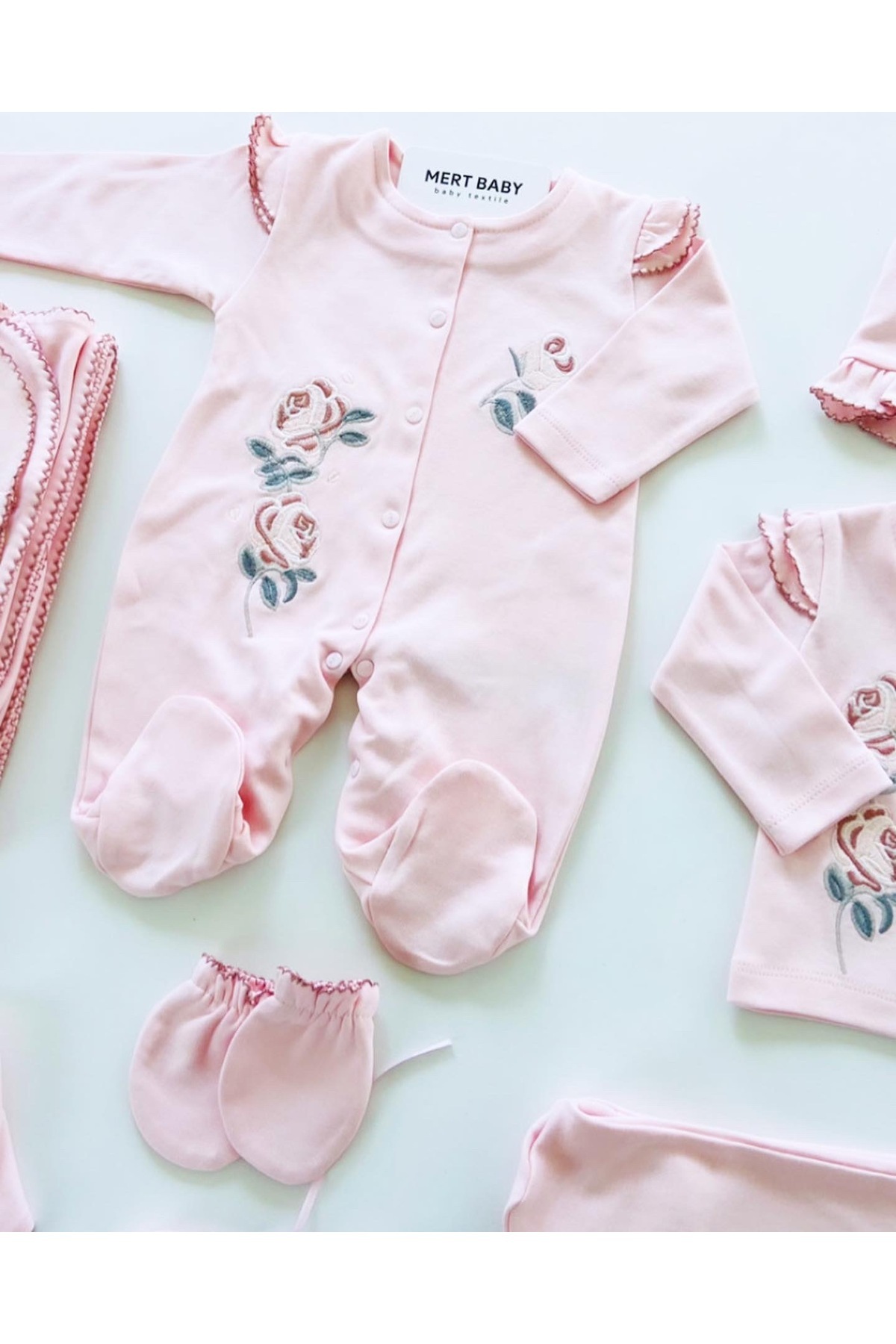 Mert Baby Fırfırella Nakış İşlemeli 10'lu Organik Hastane Çıkış Seti %100 Pamuk Yenidoğan Pembe Kız Bebek fotoğrafı 3 (önizleme)