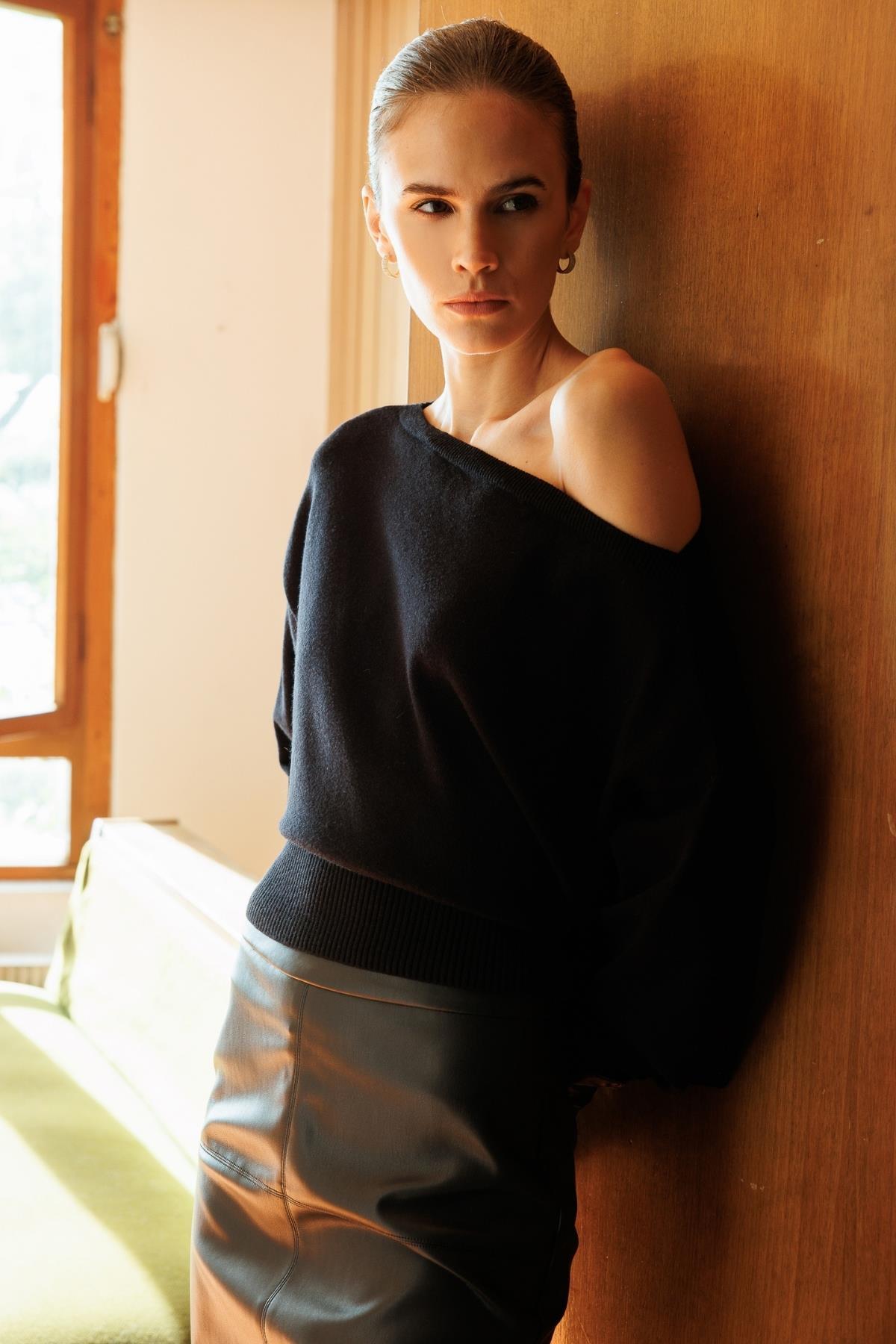 Mixray  6988 Kadın Asimetrik Rib Kesim Kayık Yaka Triko Kazak Siyah - Görsel 4