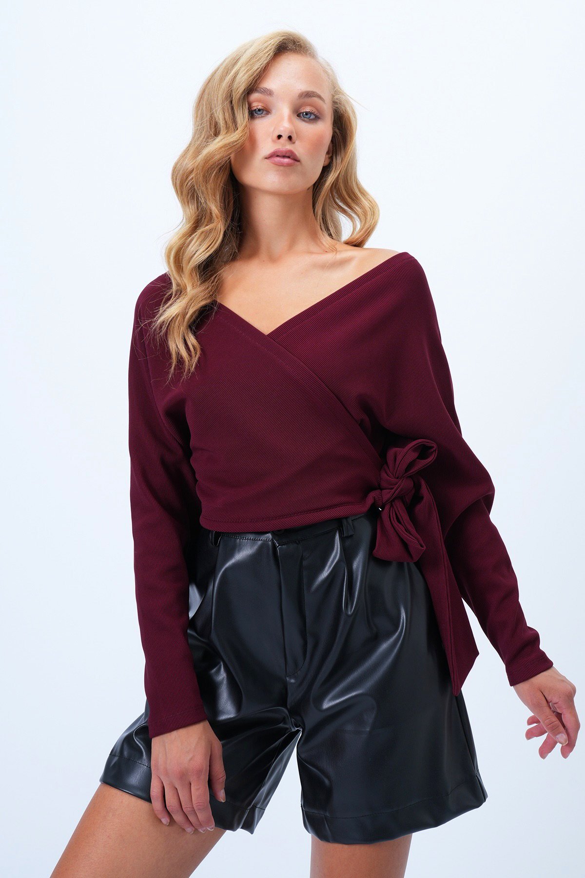 Trend Alaçatı Stili Bordo Ön Arka Kruvaze Yaka Bağlama Detaylı Ottoban Crop Bluz ALC-X14346 görsel 4