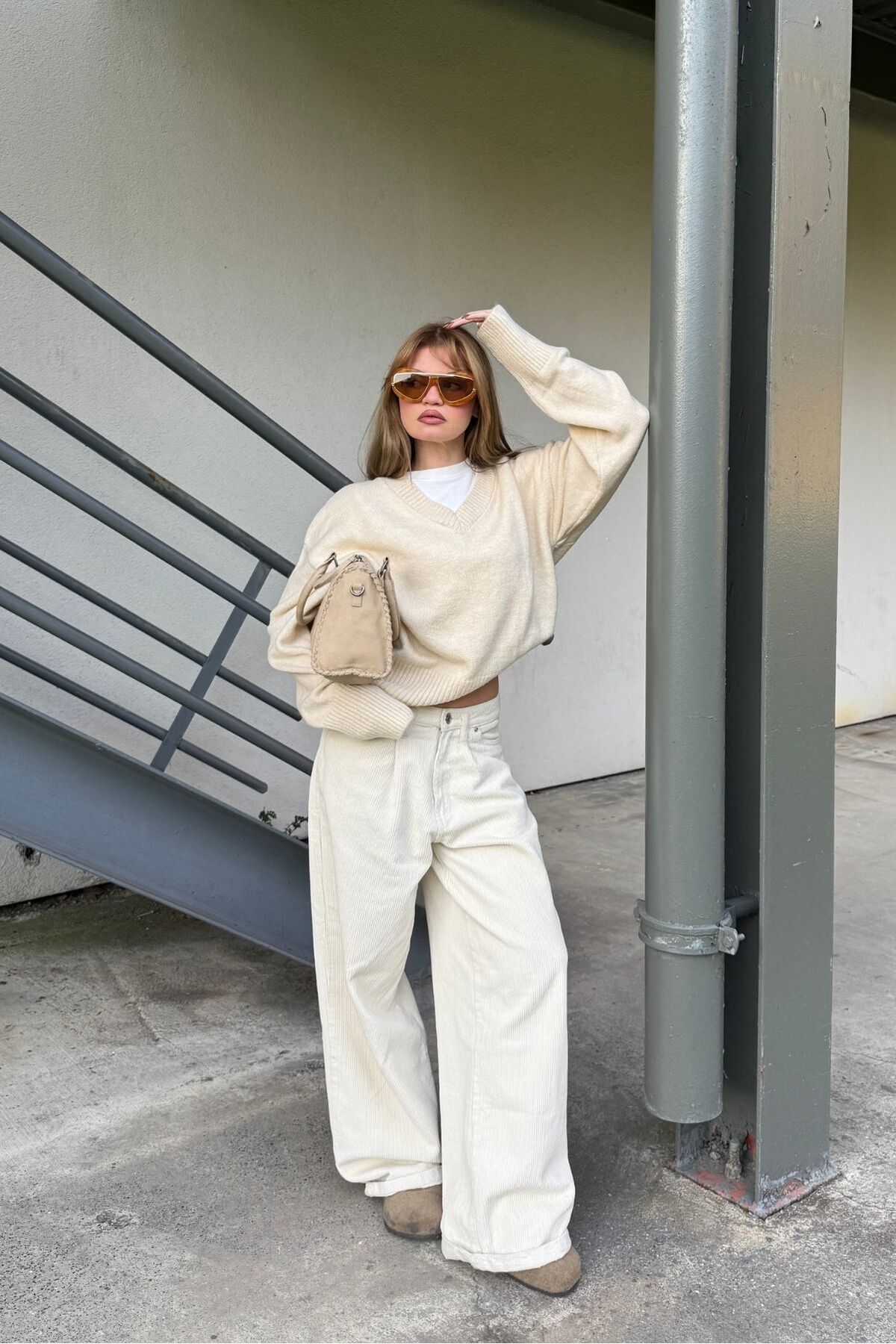 bases. V Yaka Yumuşak Dokulu Relaxed Fit Triko Kazak görsel 7