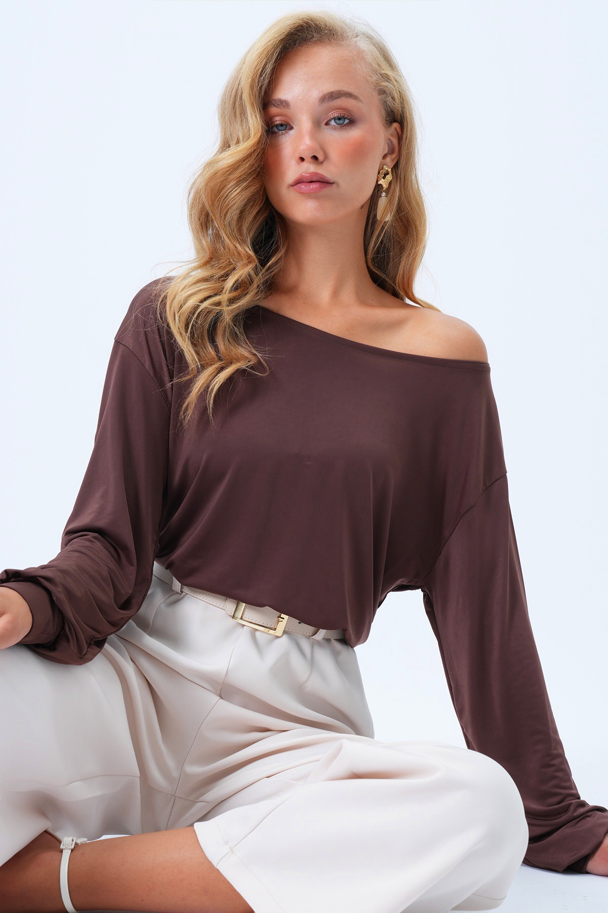 Trend Alaçatı Stili Kadın Acı Kahve Kayık Yaka Kolları Manşetli Bluz ALC-X14393