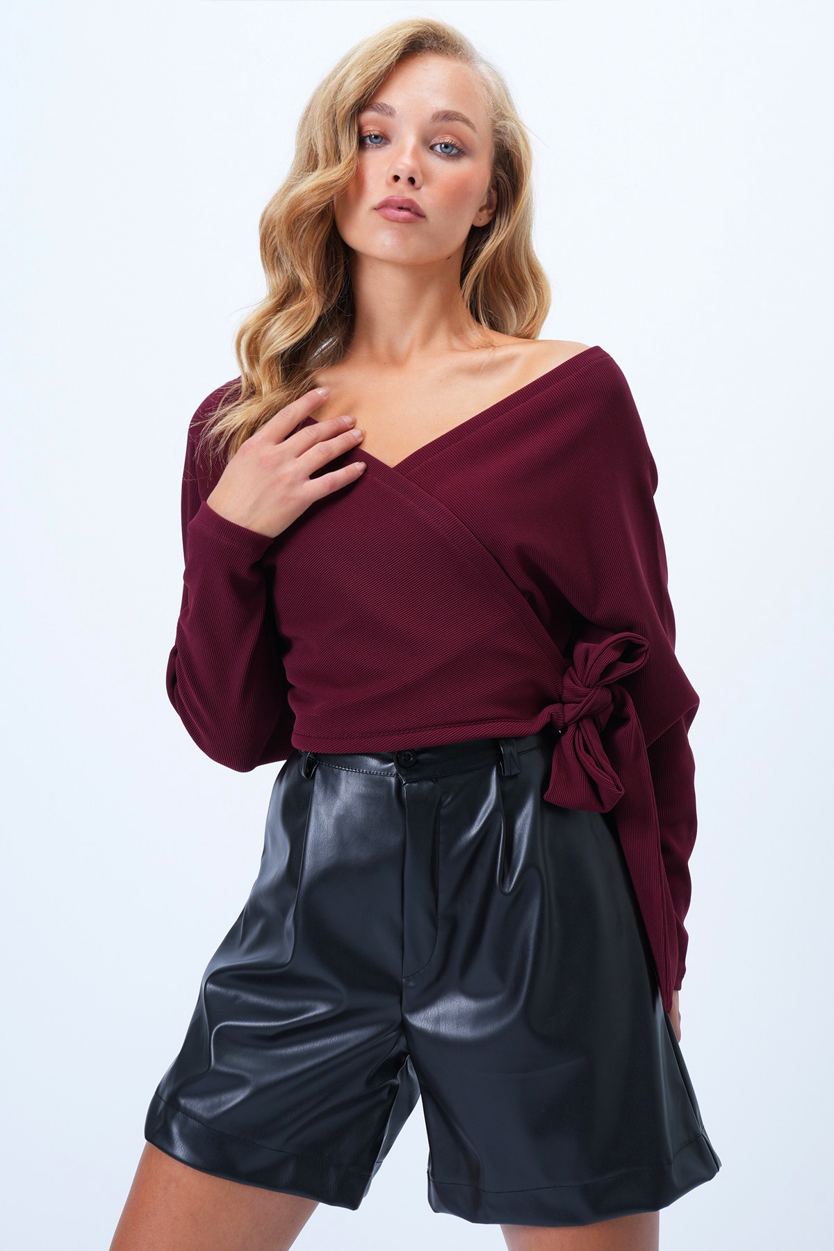 Trend Alaçatı Stili Bordo Ön Arka Kruvaze Yaka Bağlama Detaylı Ottoban Crop Bluz ALC-X14346 görsel 3