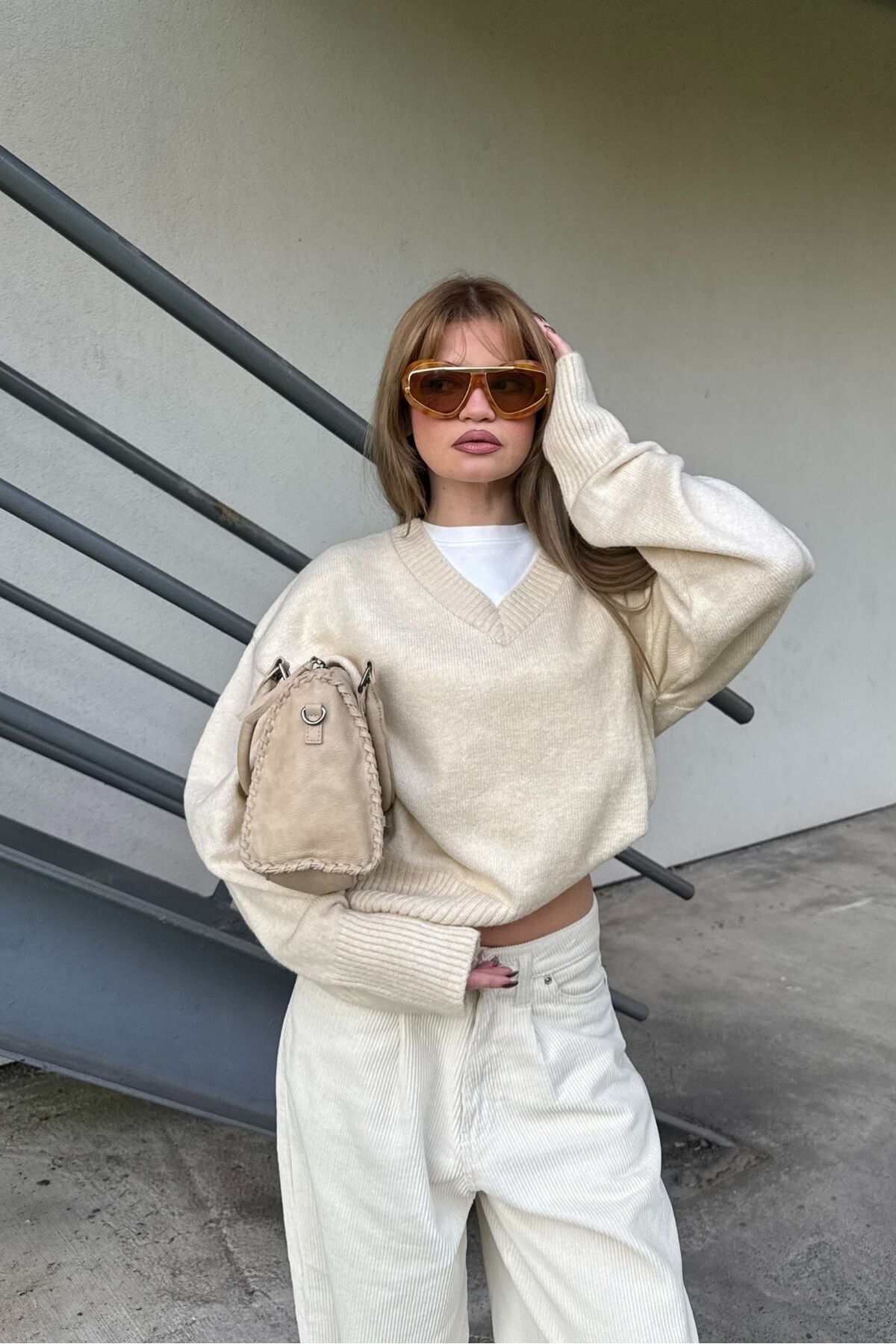 bases. V Yaka Yumuşak Dokulu Relaxed Fit Triko Kazak görsel 3