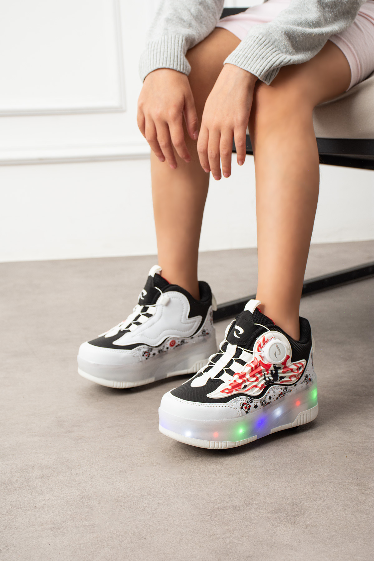 Skated LIGHTED SNEAKER 4-WHEEL SKATE –LIGHTS ON/off Key