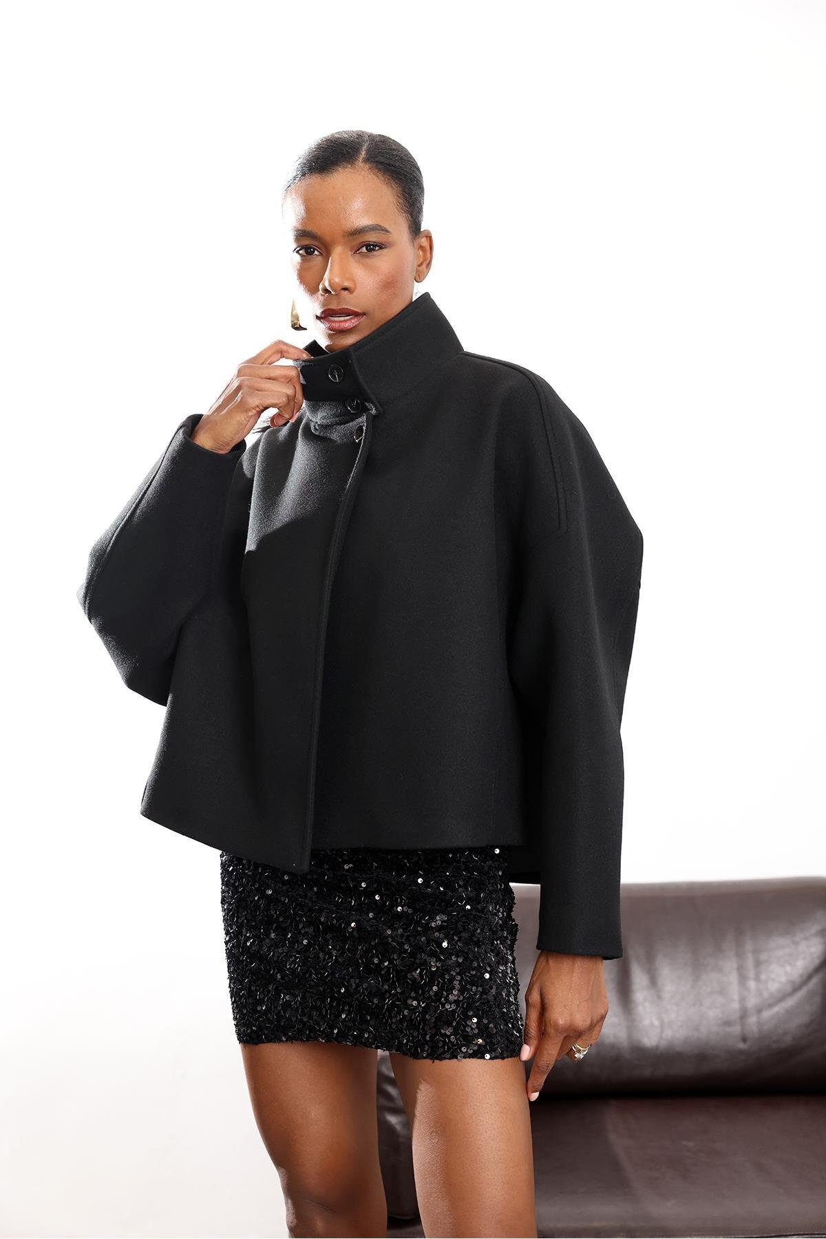 5in1Canpolat Siyah Dik Yaka Kısa Palto 8016