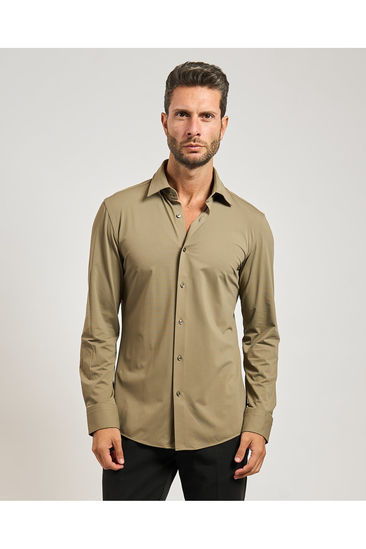 باس پیراهن مردانه آستین بلند خاکی یقه دکمه‌دار با لوگوی برند، کد ۵۰۴۹۰۳۹۳-۲۴۵