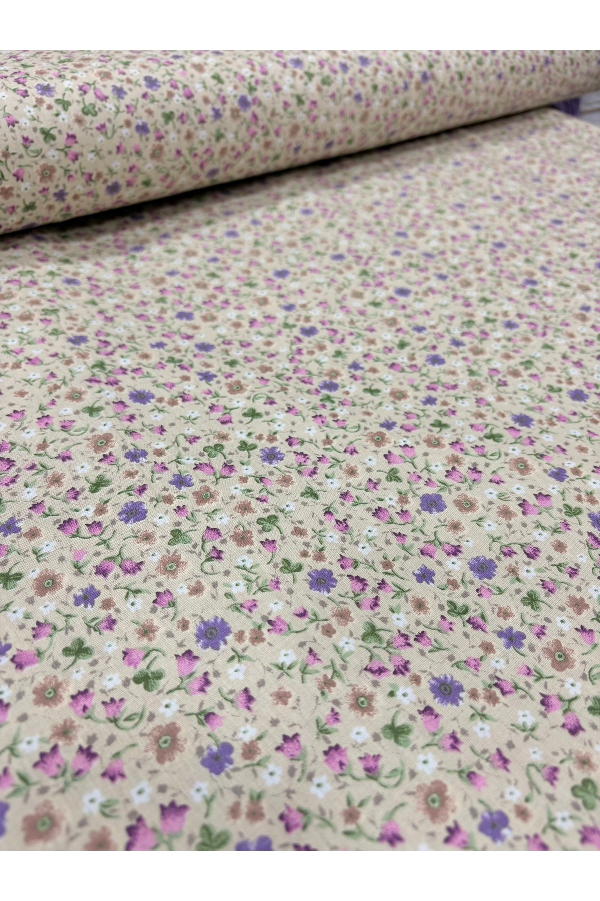 100% Cotton Poplin Fabric – 170 cm Top – Floral Pattern