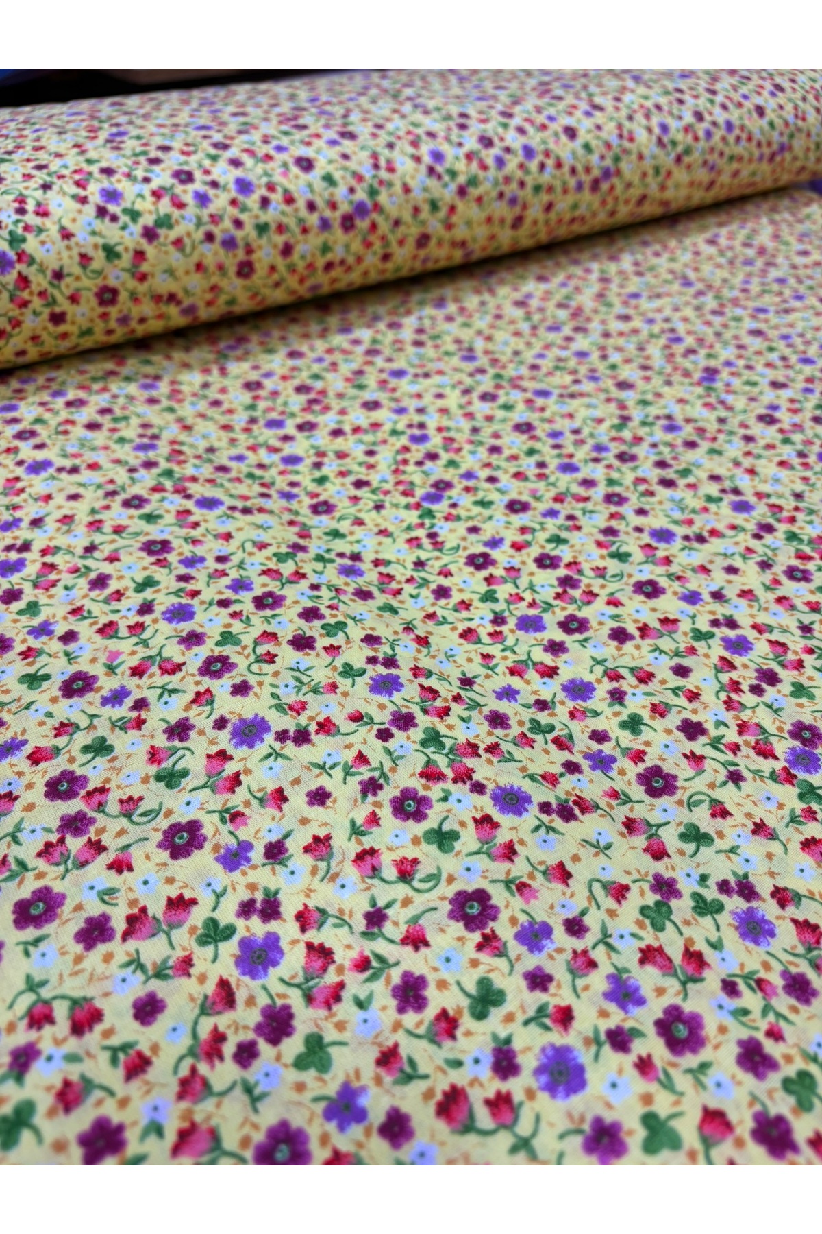 100% Cotton Poplin Fabric – 170 cm Top – Floral Pattern