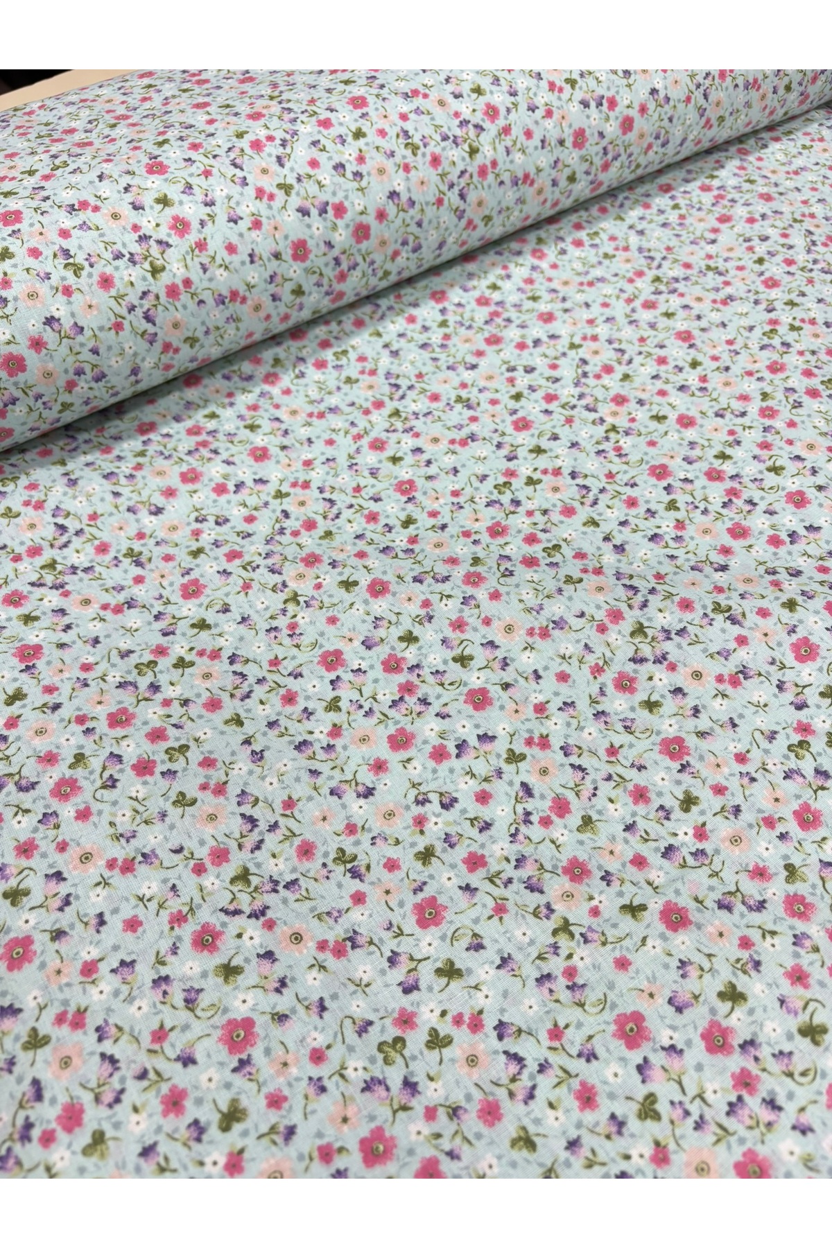100% Cotton Poplin Fabric – 170 cm Top – Floral Pattern