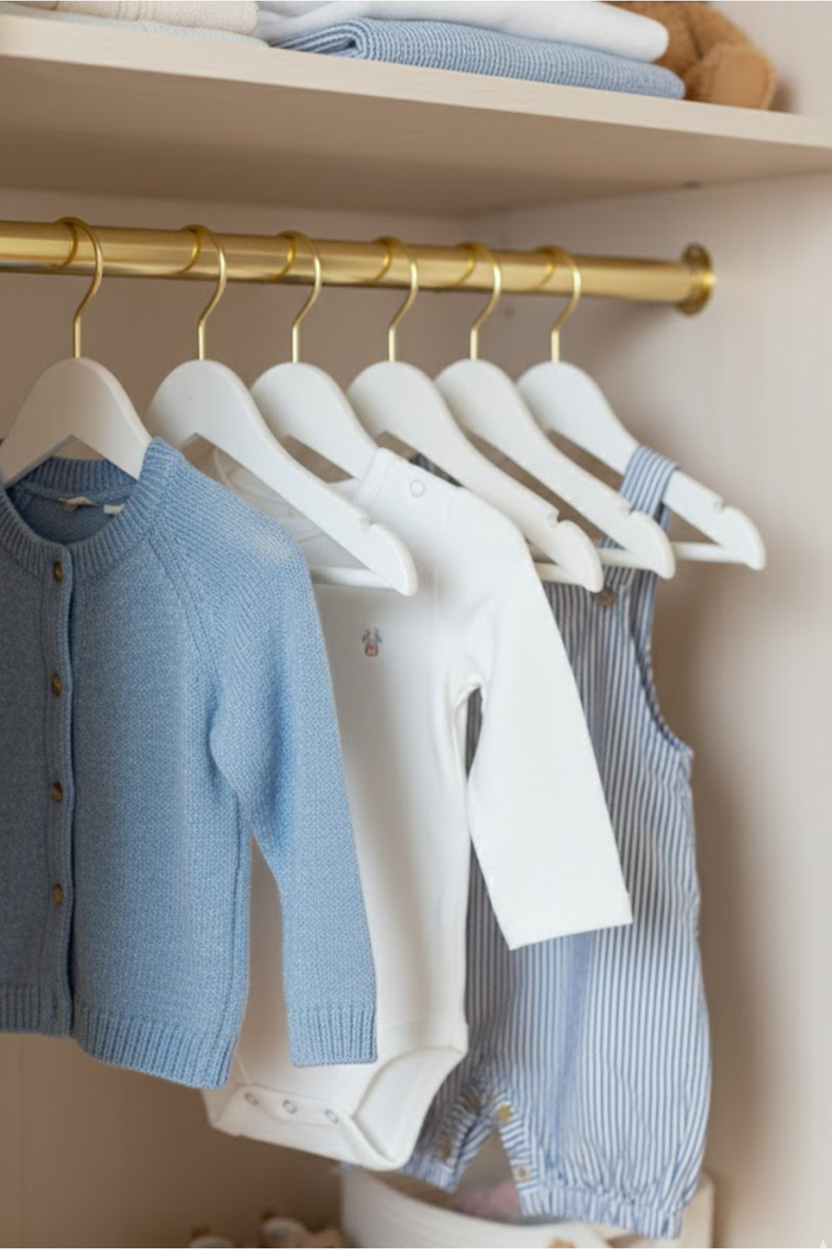 Orvila 12 Adet - Bebek ve Çocuk Boy Ahşap Görünümlü Plastik A Kalite Elbise Askısı Tshirt Pantolon Askı fotoğrafı 4 (önizleme)