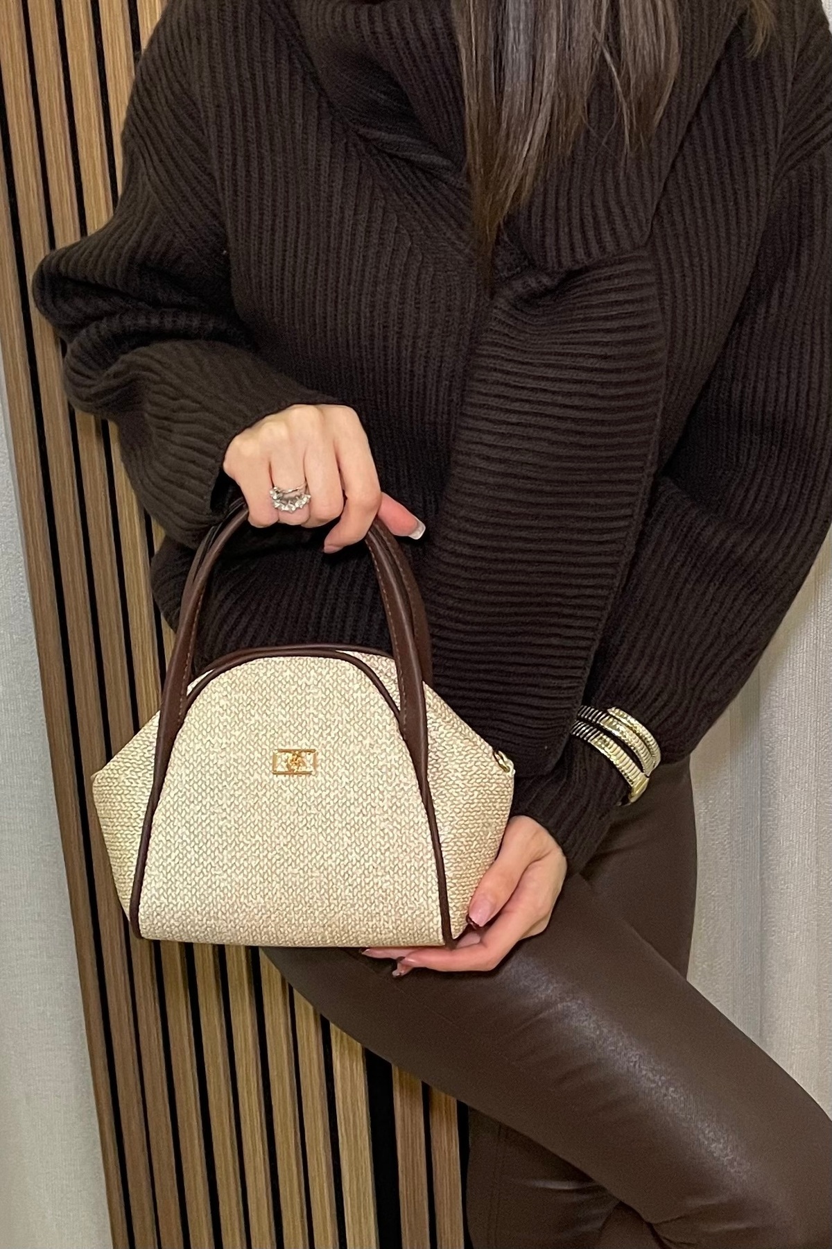 حقيبة يد نسائية Fibag بمظهر القش، مع تفاصيل مقبض بني وحزام طويل قابل للتعديل