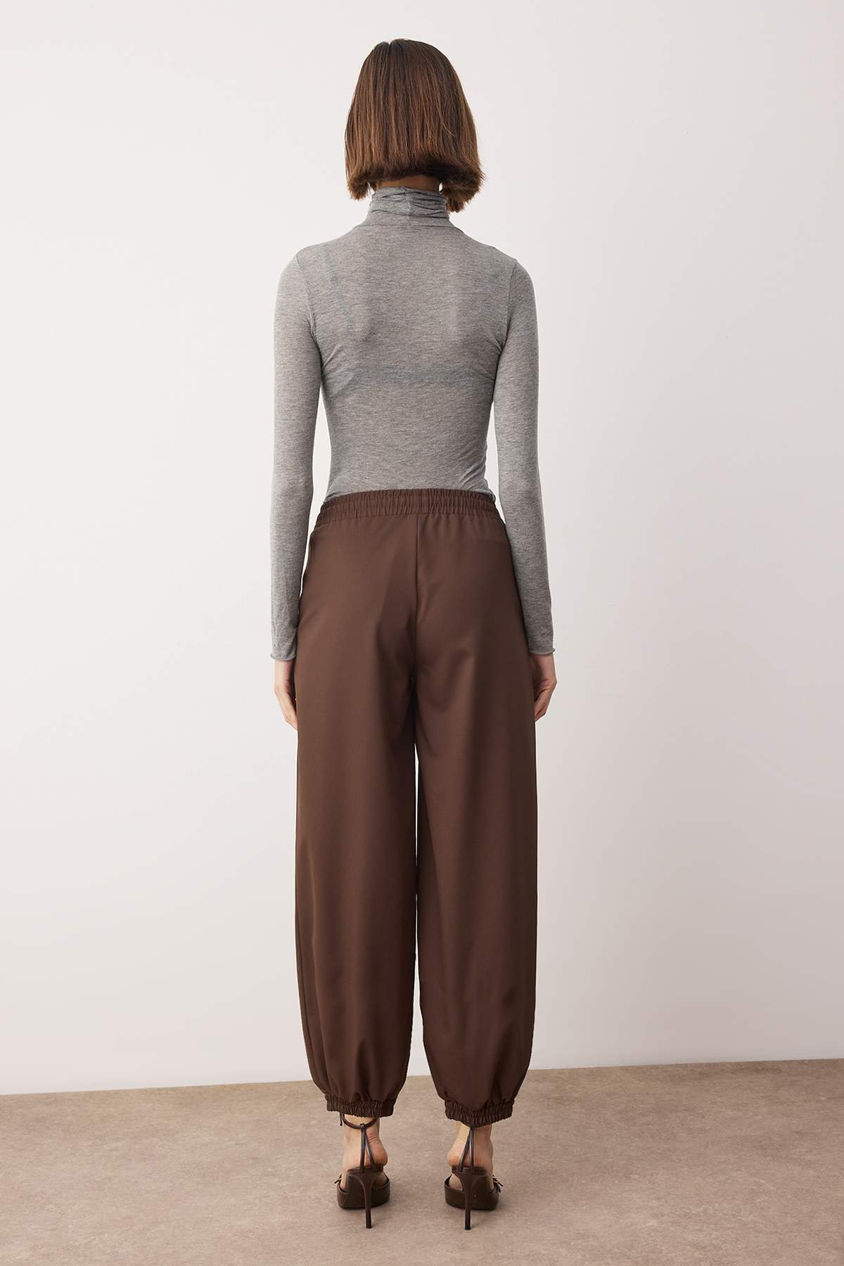 Trendyolmilla  Koyu Kahverengi Şalvar Kalıp Beli Lastikli Dokuma Pantolon TWOAW26PL00156 - Görsel 4