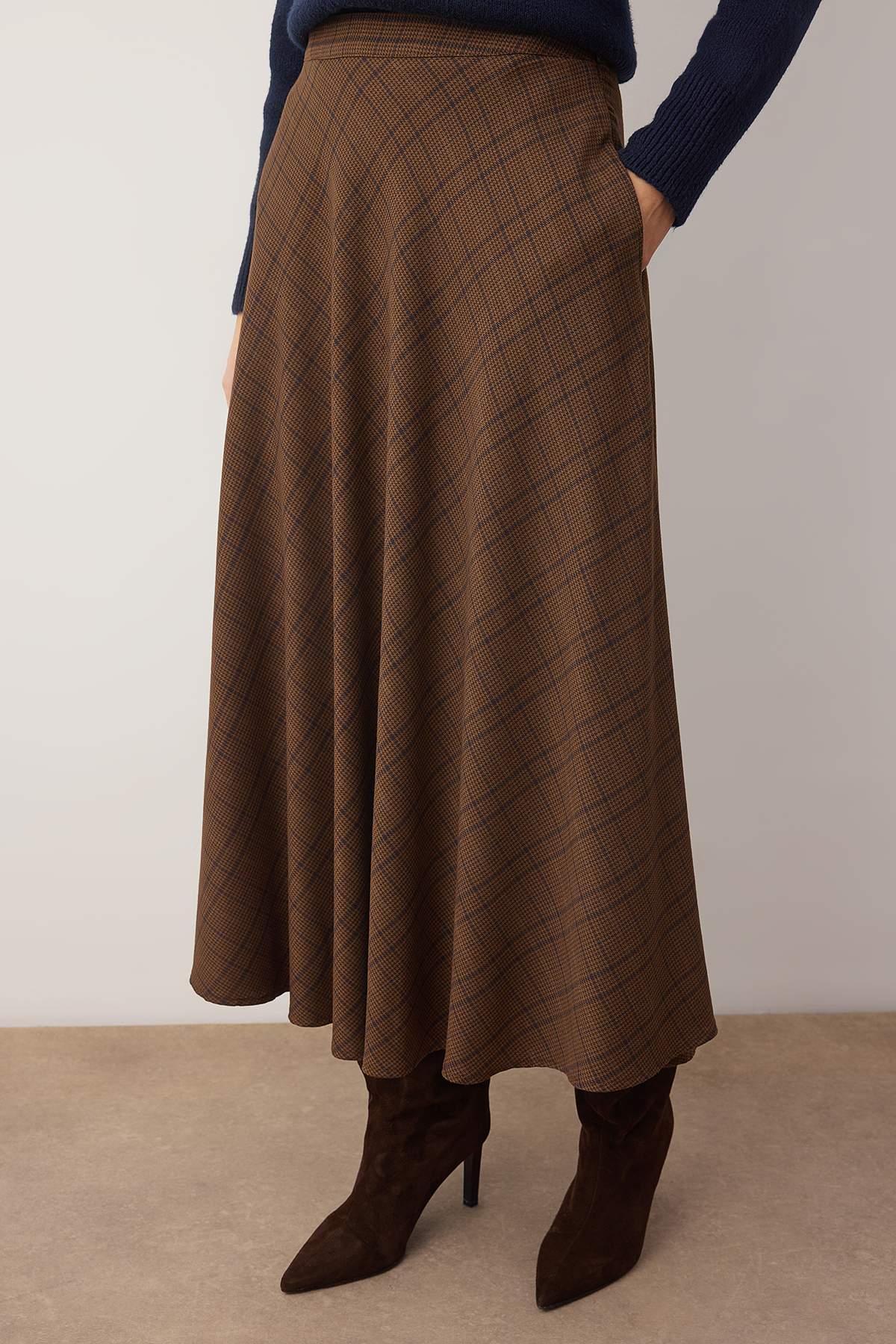 Trendyolmilla  Kahverengi Ekoseli Çan/A-Line Volanlı Dokuma Uzun Maxi Etek TWOAW26ET00165 - Görsel 4