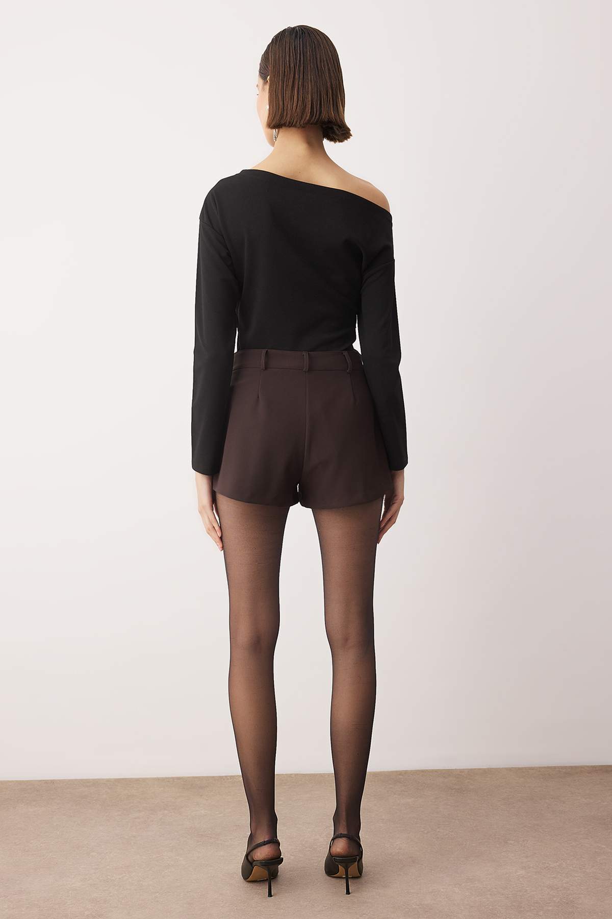 Trendyolmilla  Koyu Kahverengi Süper Mini Cep Detaylı Dokuma Şort TPRAW26SR00001 - Görsel 4